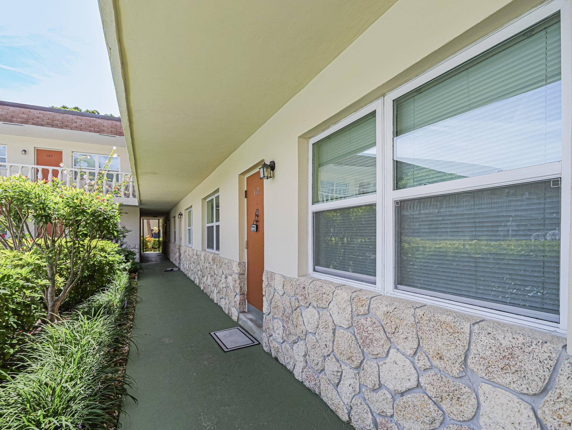 Vero Beach, FL 32960,923 22nd PL 112