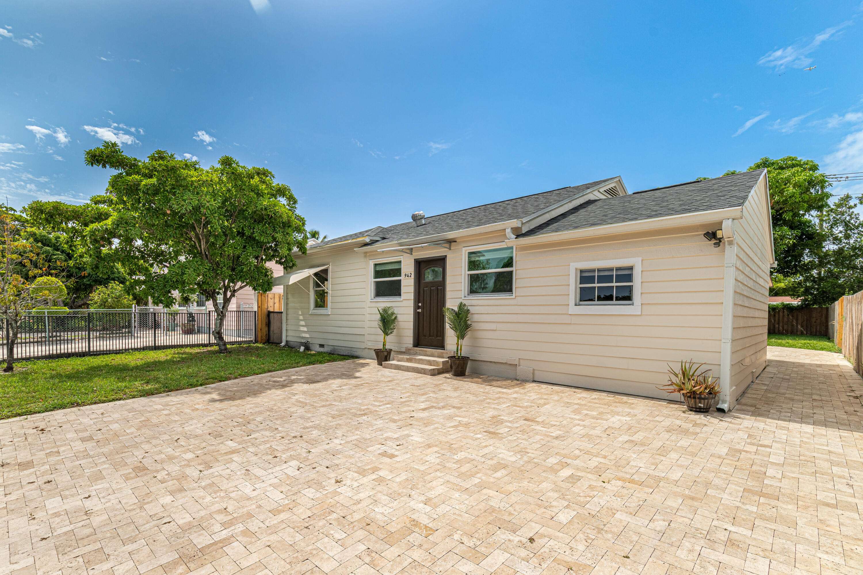 West Palm Beach, FL 33401,942 Sunset RD