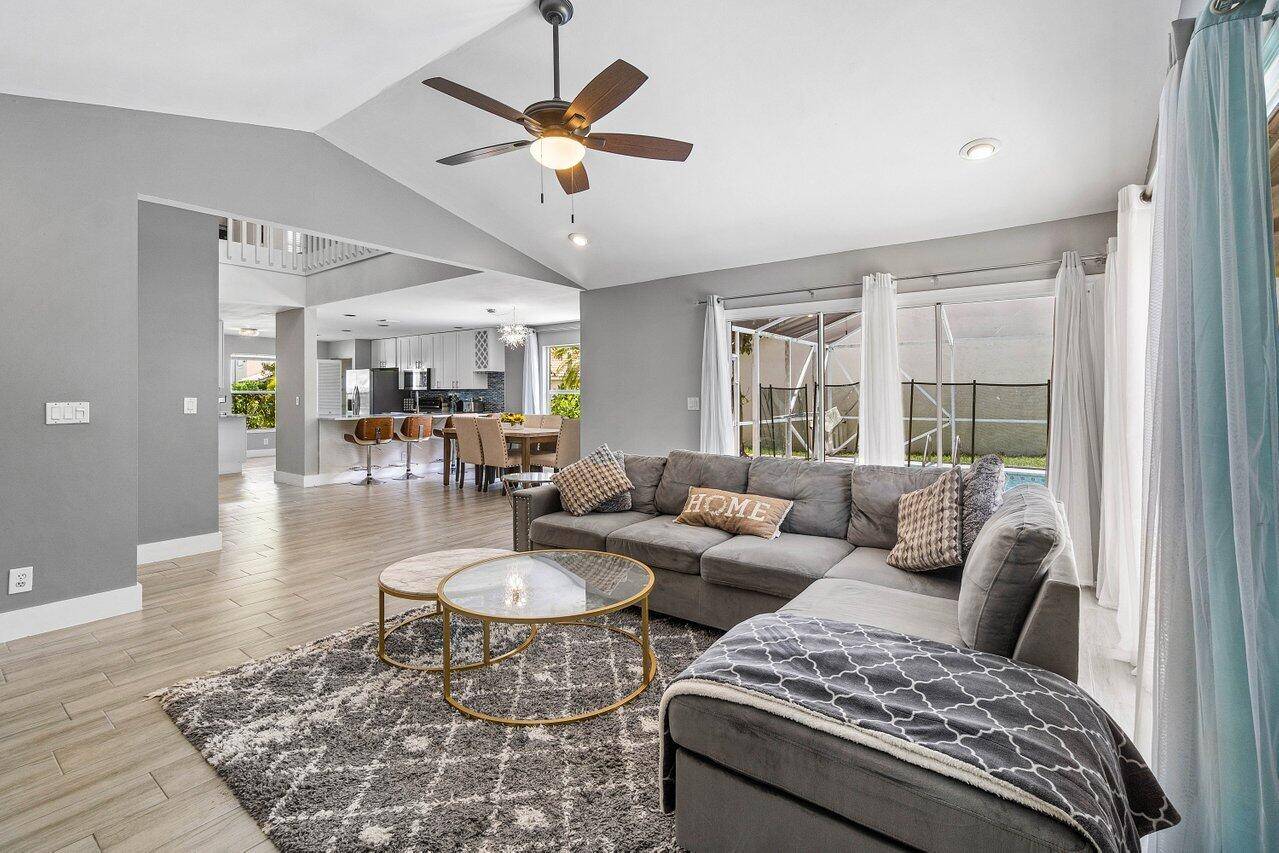 Wellington, FL 33414,1984 White Coral WAY
