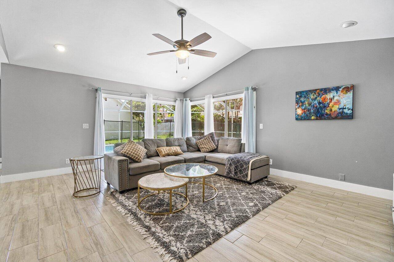 Wellington, FL 33414,1984 White Coral WAY