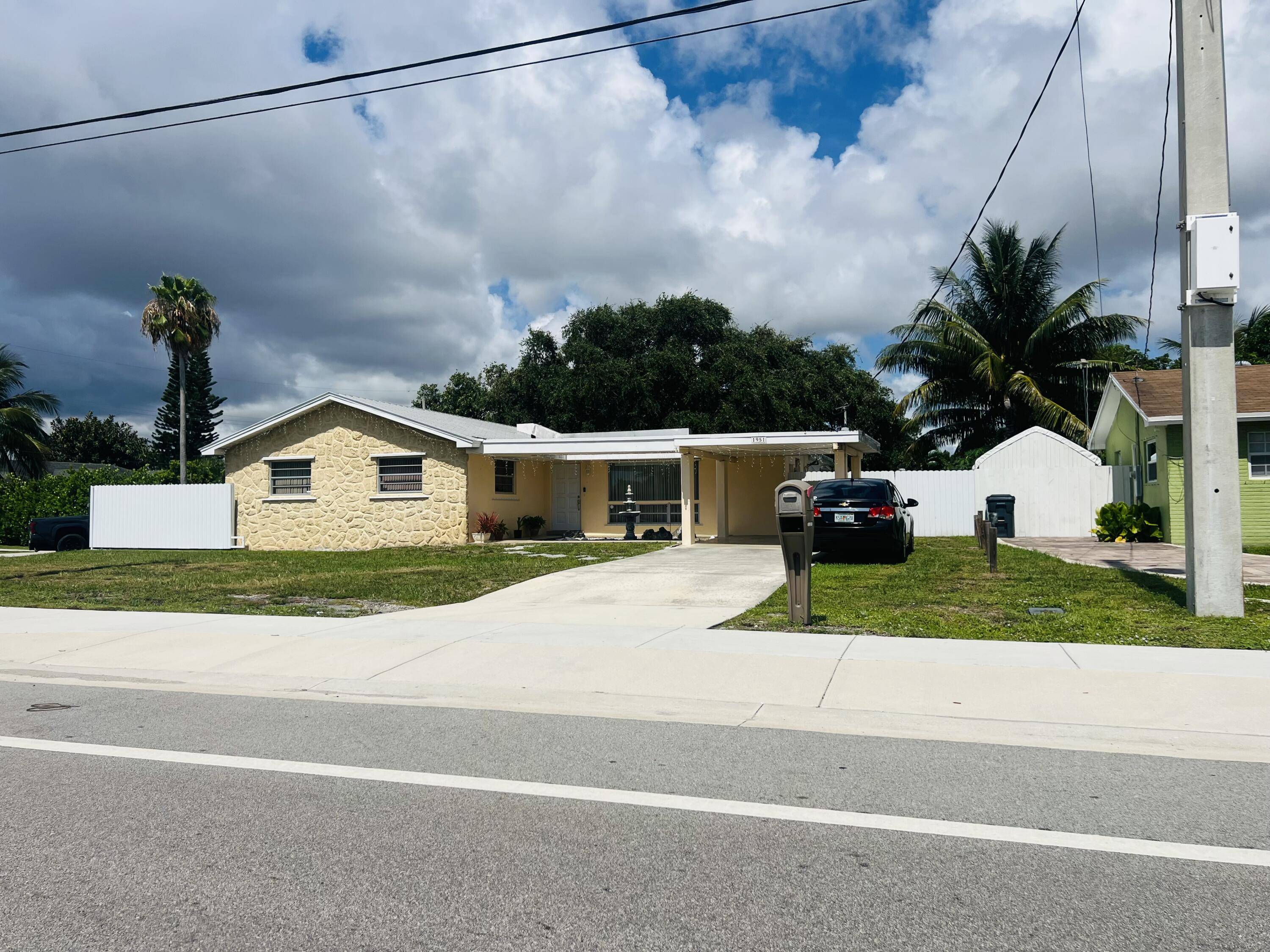 West Palm Beach, FL 33406,1951 S Florida Mango RD