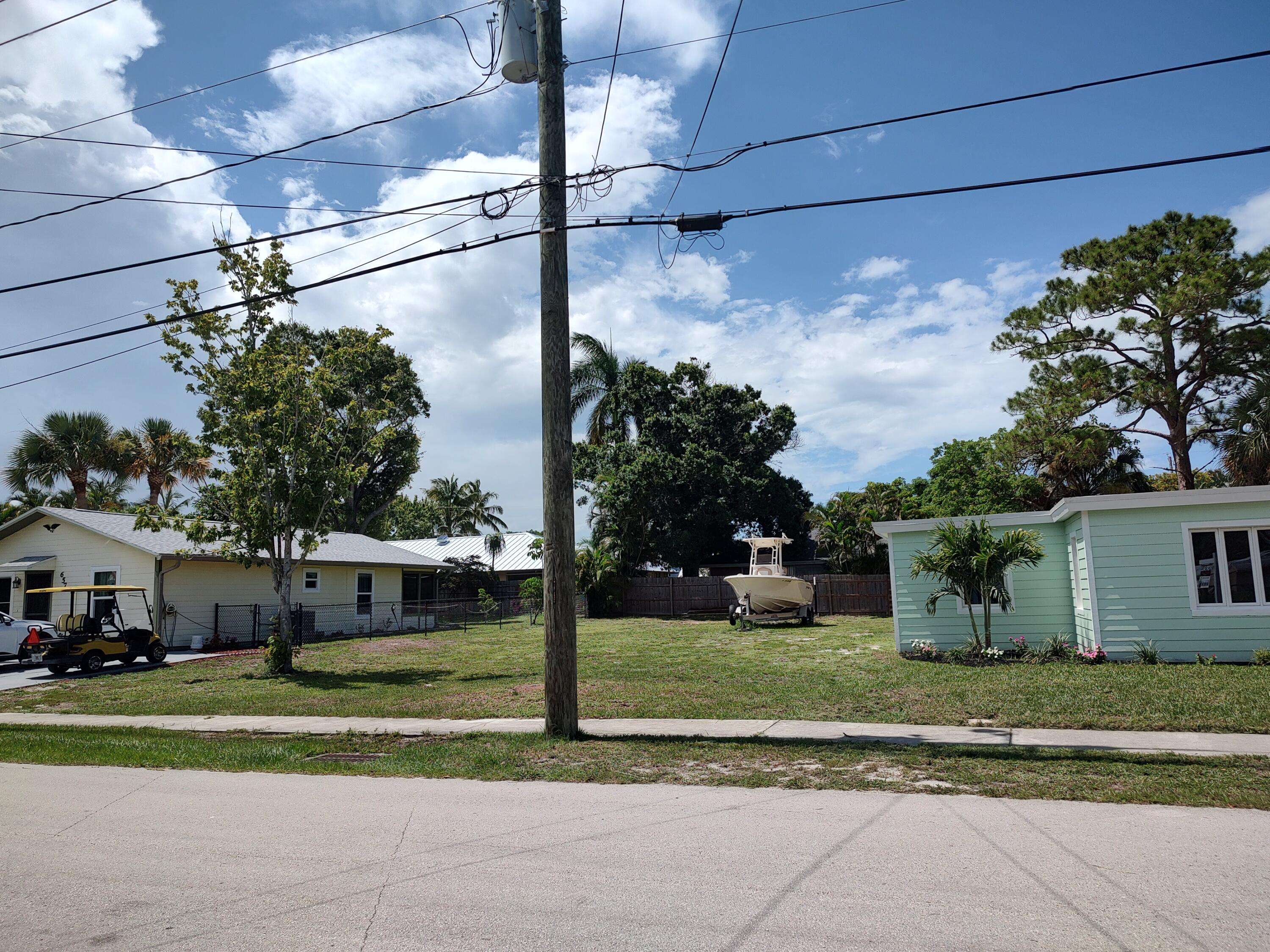 Jensen Beach, FL 34957,667 NE Alice ST