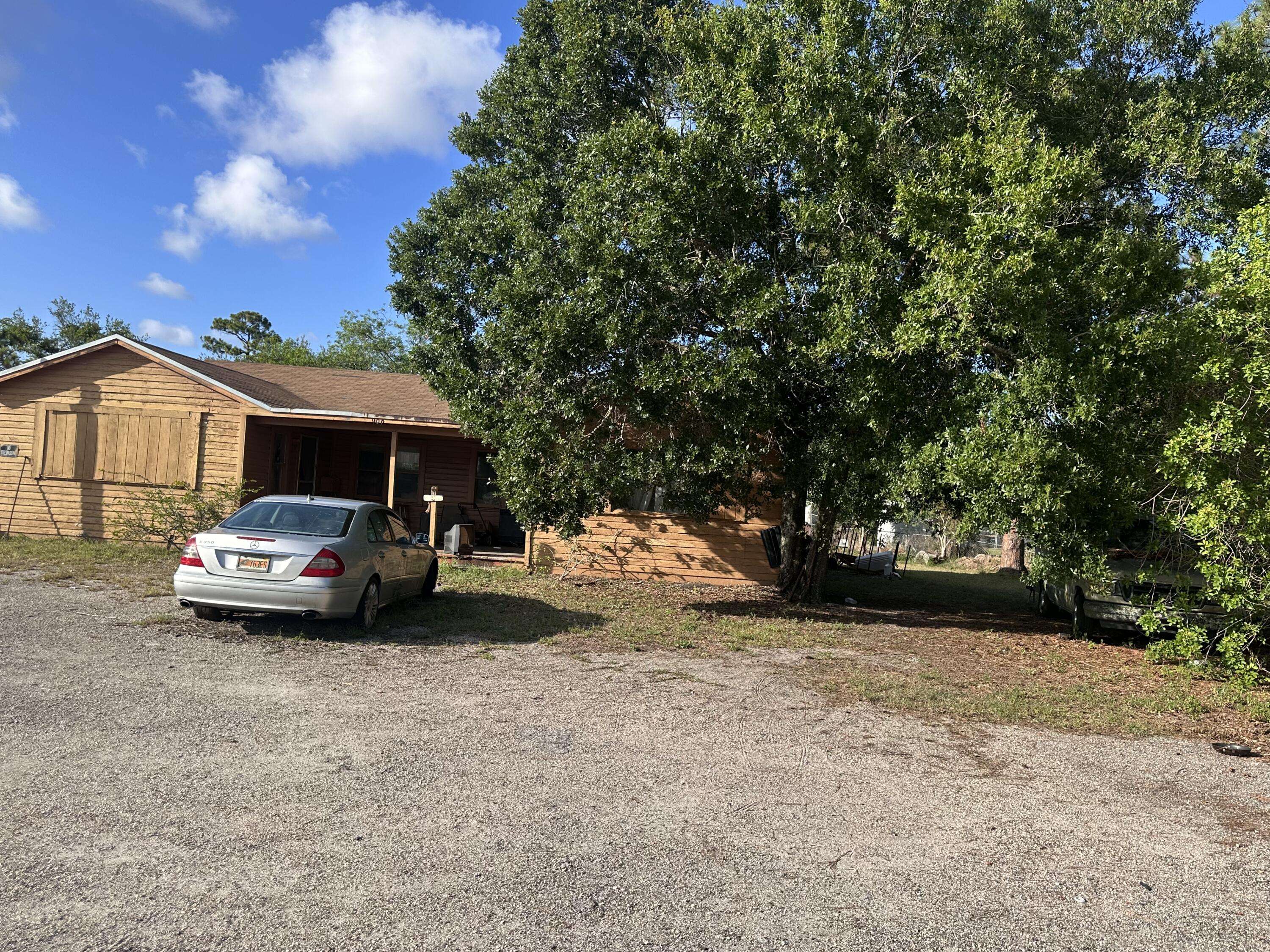 Fort Pierce, FL 34947,906 Angle RD