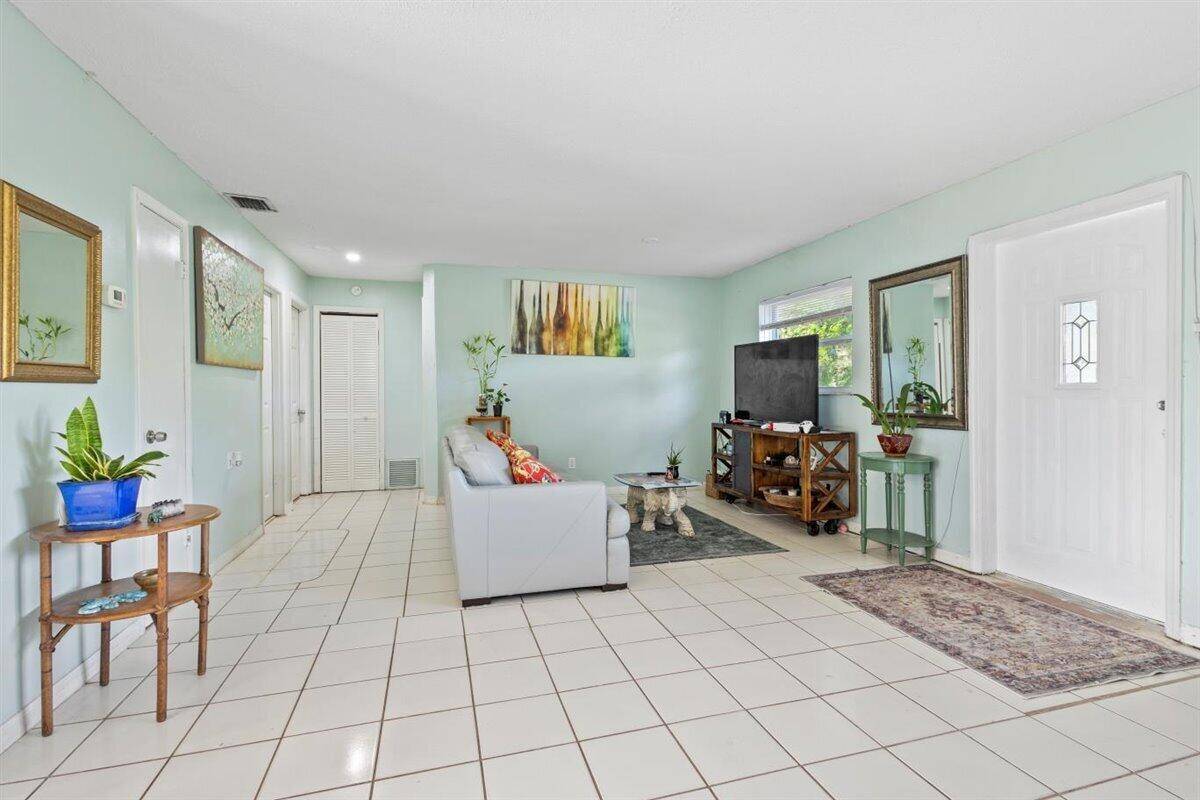 Stuart, FL 34994,1625 SE Dixie HWY