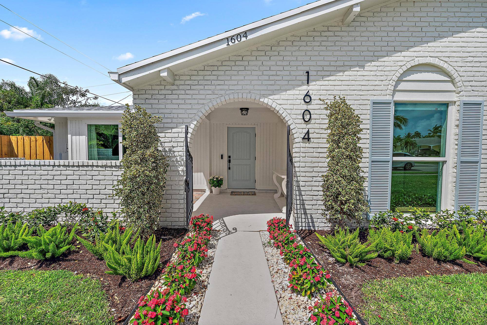 Tequesta, FL 33469,1604 Seabrook RD