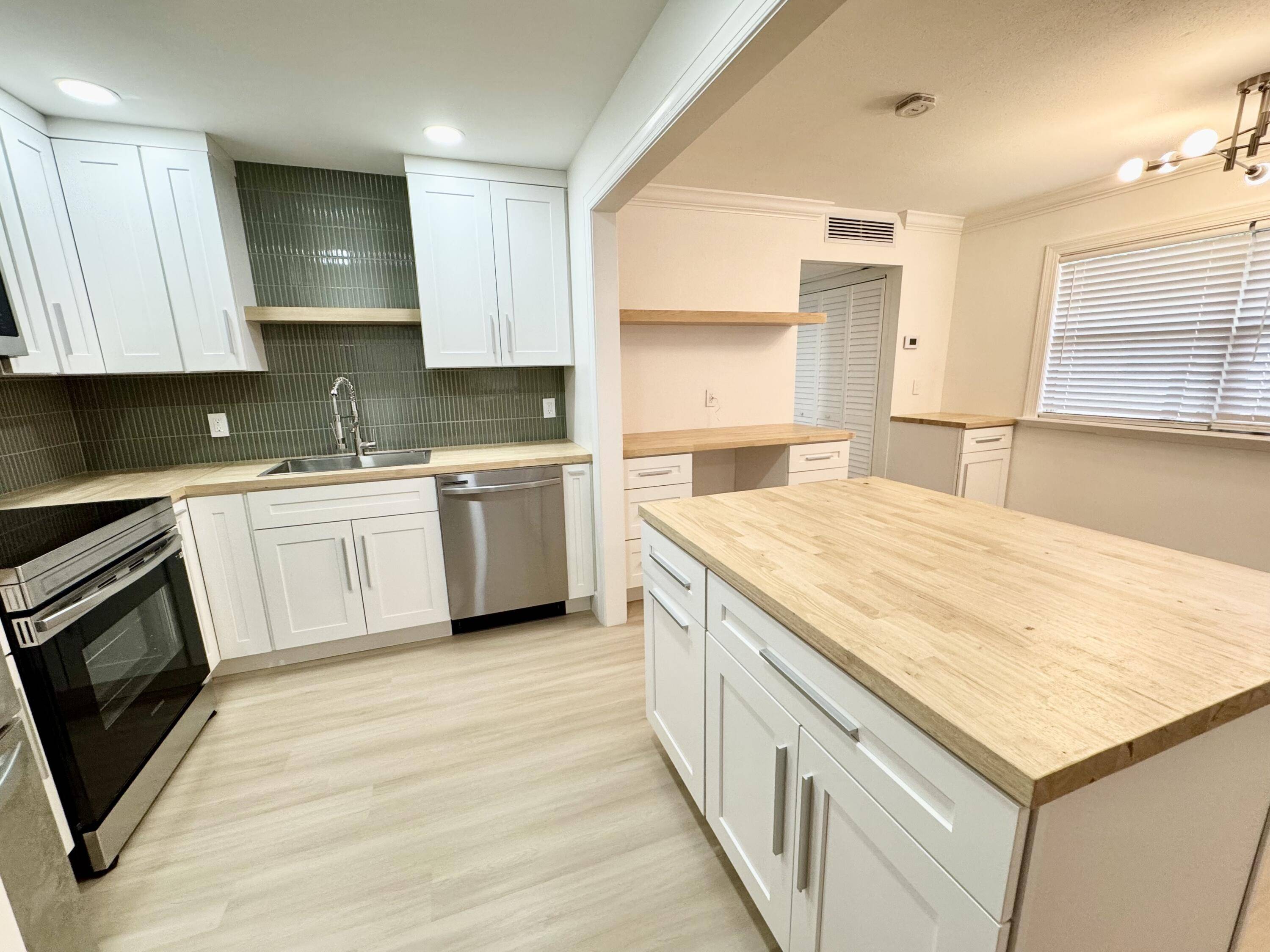 Delray Beach, FL 33446,330 Saxony G 330