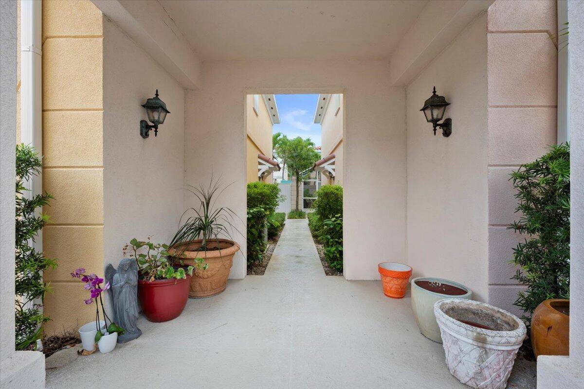 Tequesta, FL 33469,11 Live Oak CIR 11