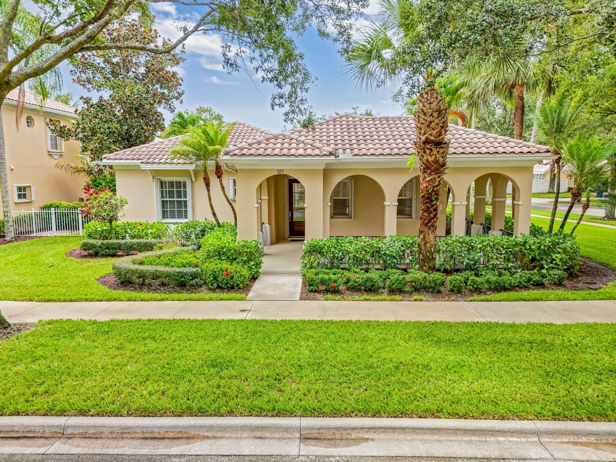 Jupiter, FL 33458,121 Savona DR