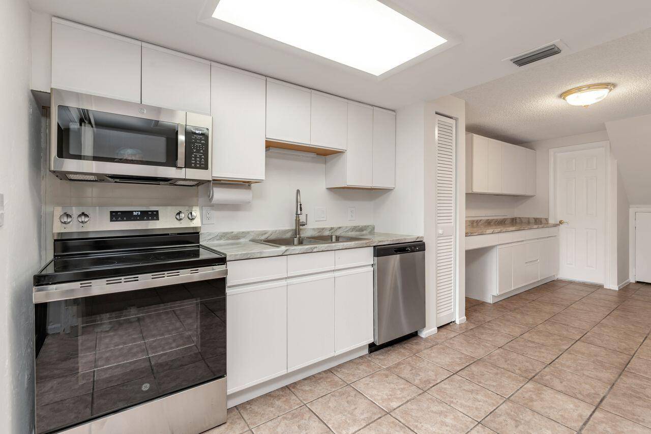 Palm Beach Gardens, FL 33410,4330 Lilac ST F