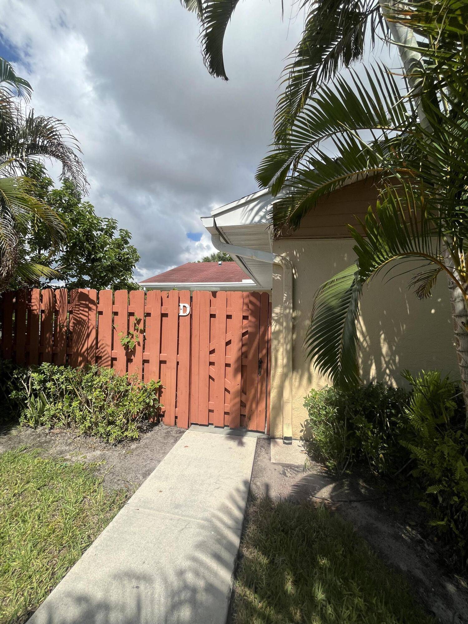 West Palm Beach, FL 33409,4371 Woodstock DR D