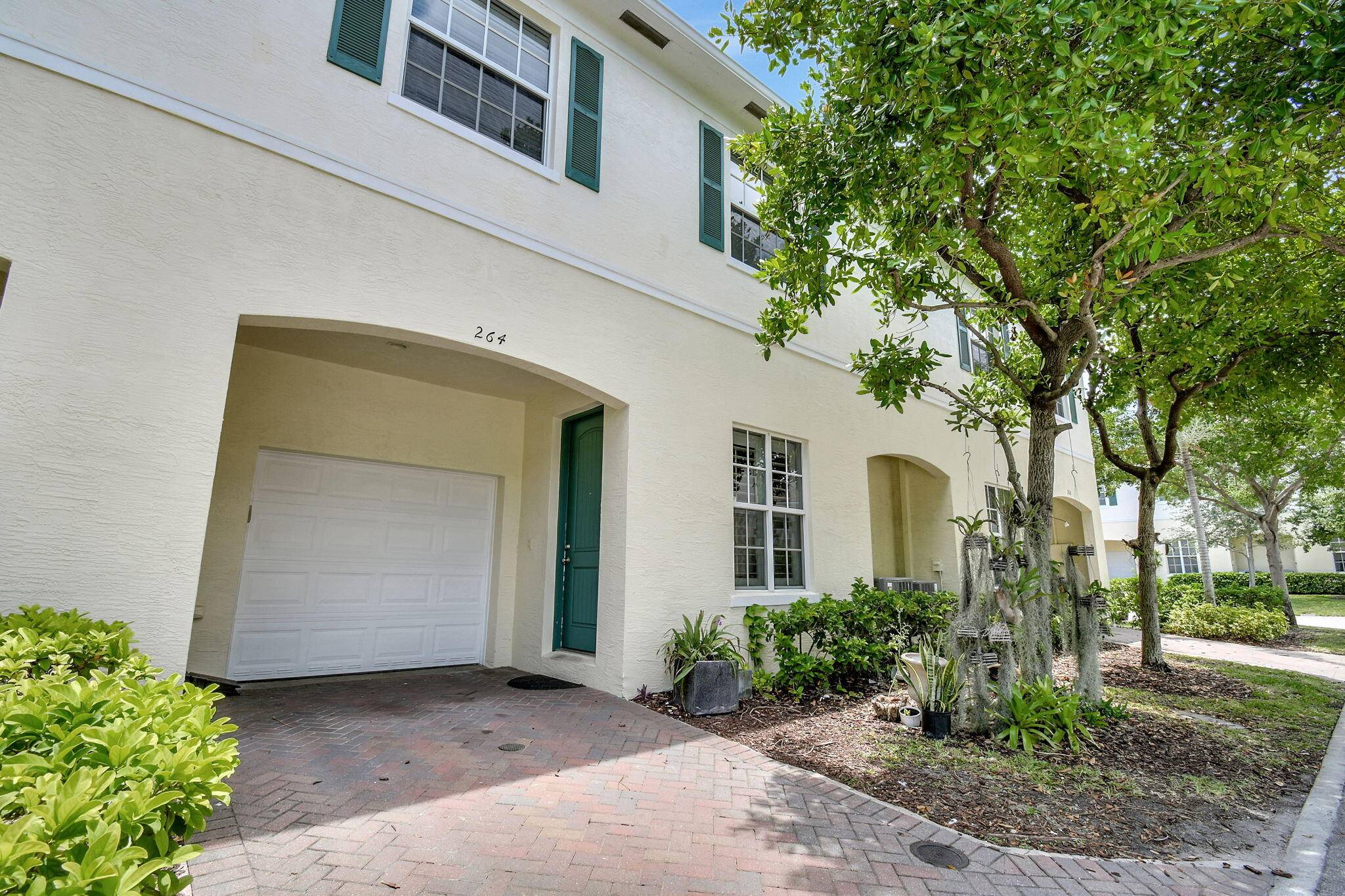 Pompano Beach, FL 33060,264 SW 6 CT