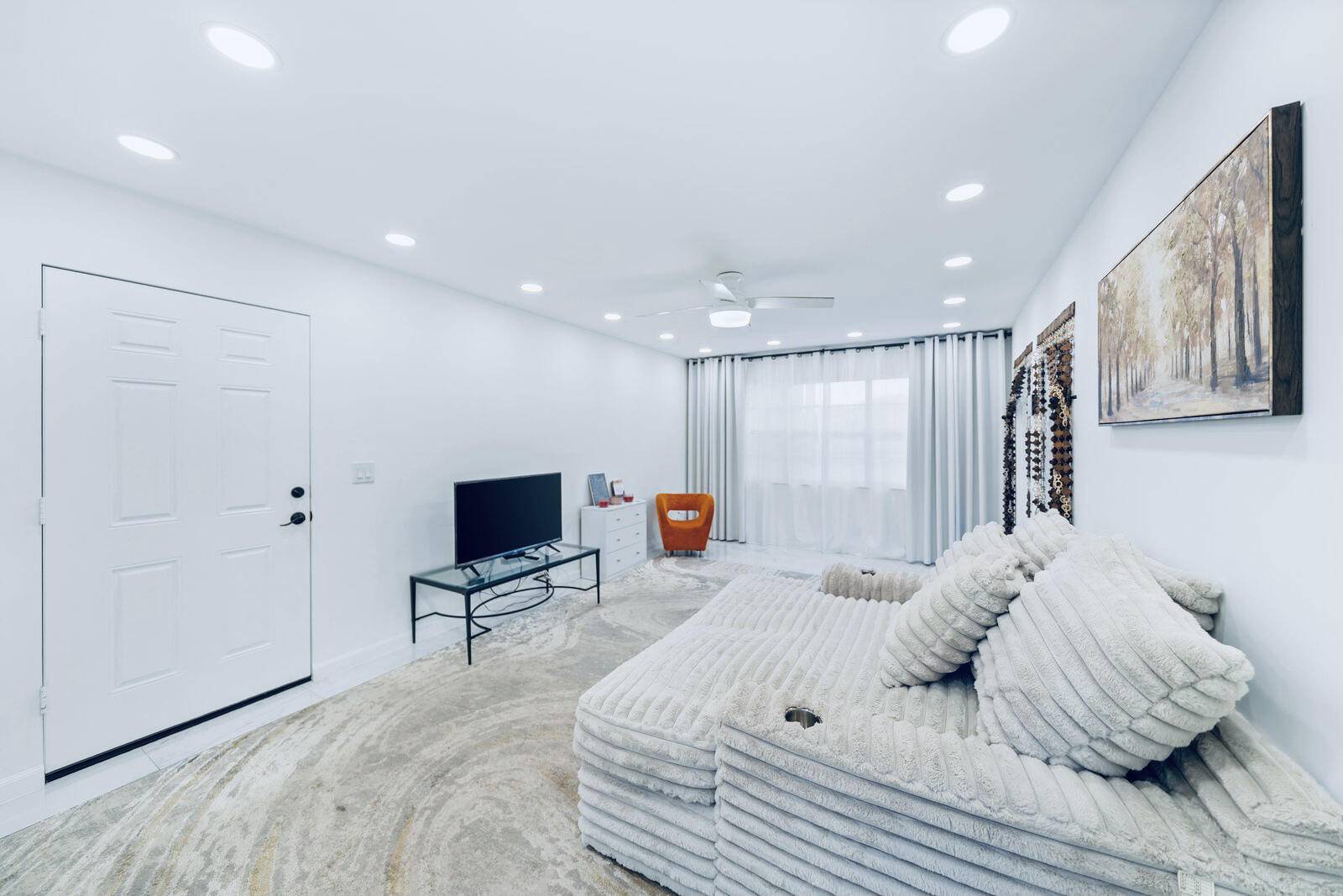 West Palm Beach, FL 33411,129 Lake Carol DR 129