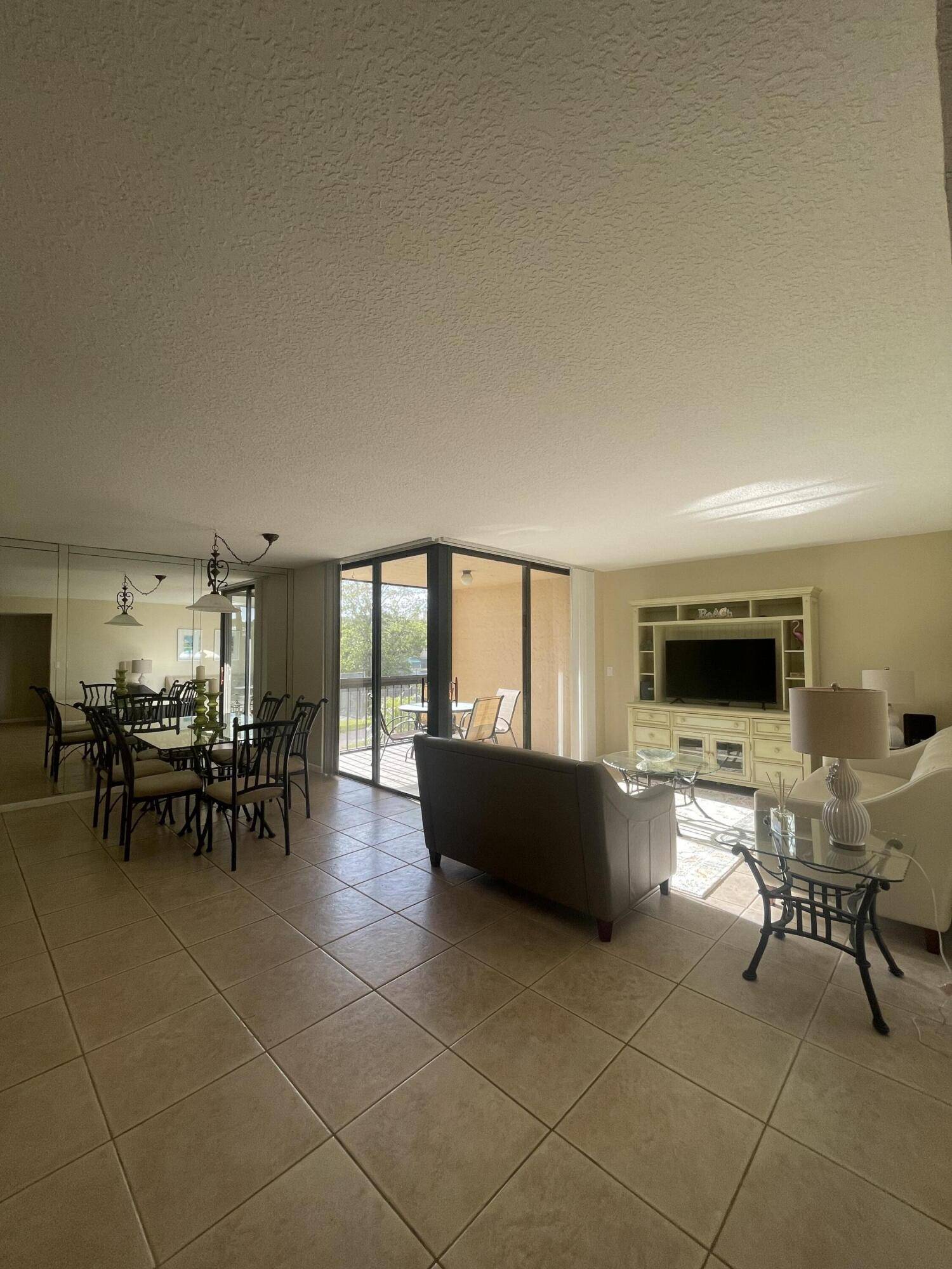Delray Beach, FL 33444,450 Egret CIR 9203