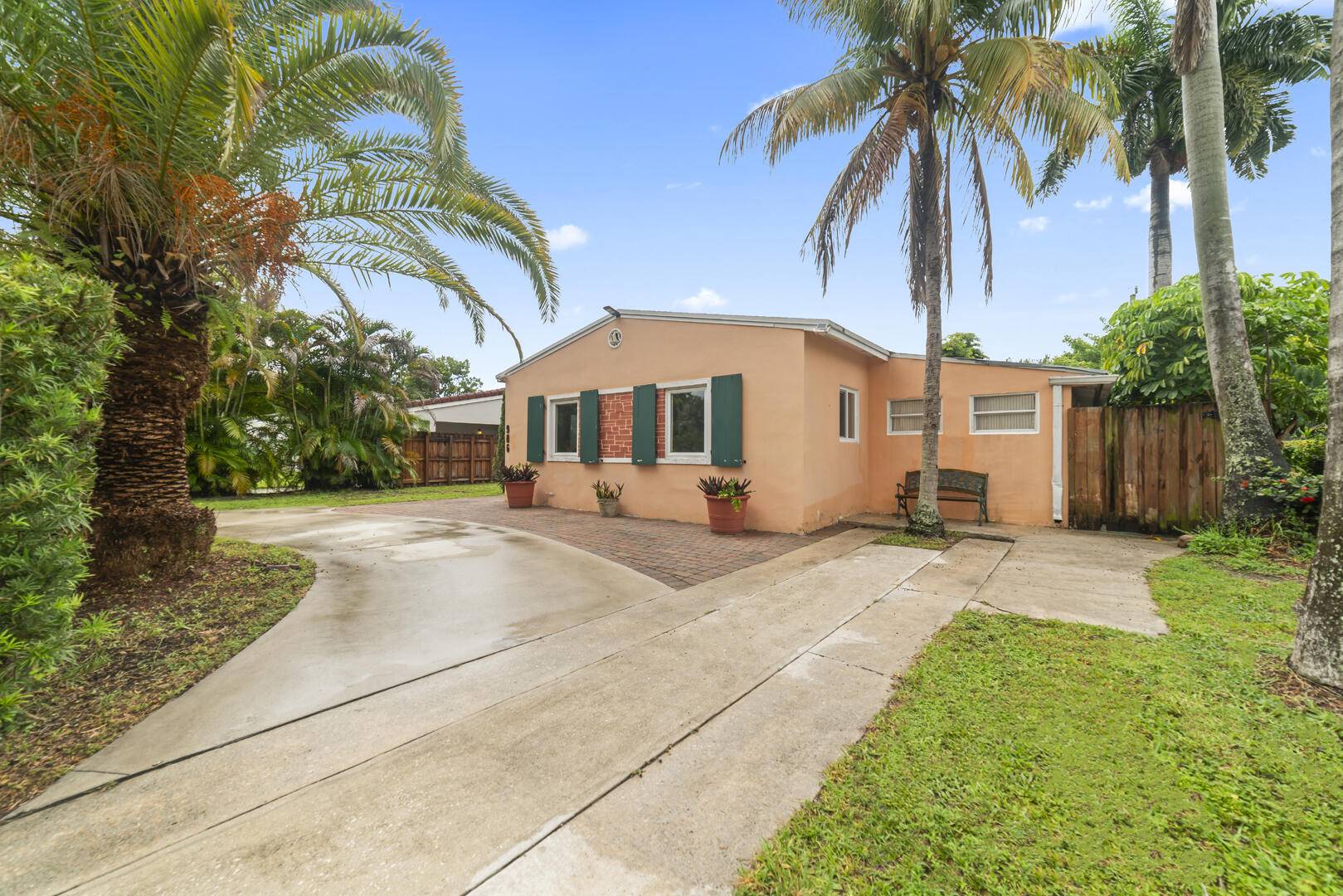 Hallandale Beach, FL 33009,906 NE 5th ST