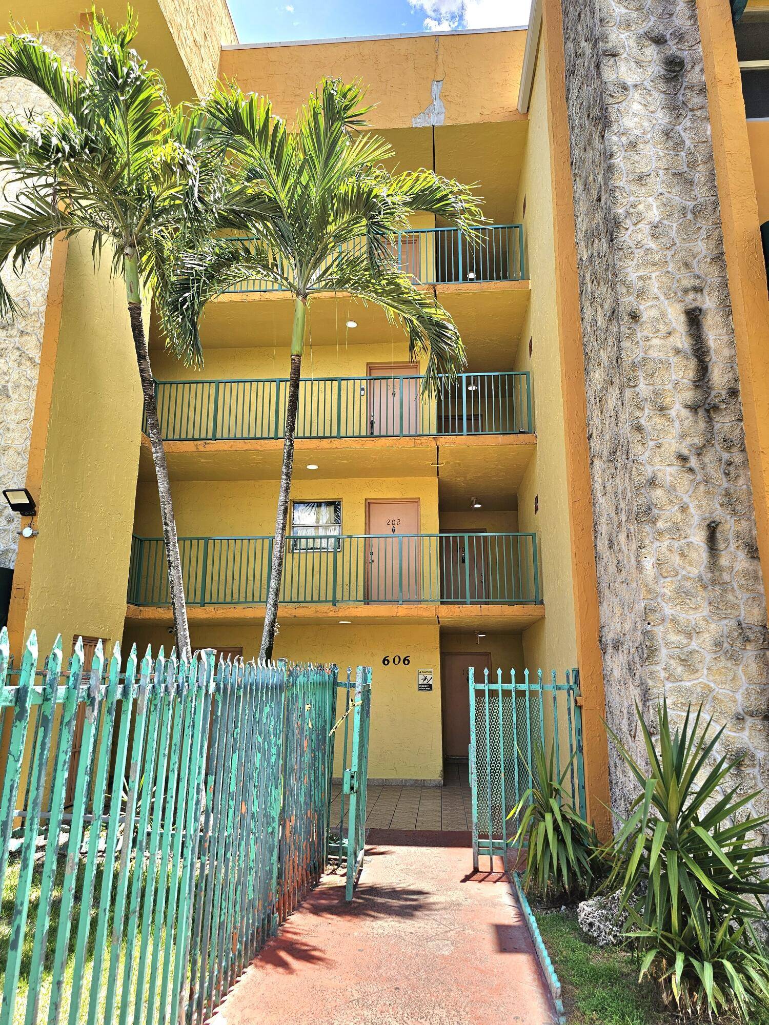 Hialeah, FL 33014,606 W 81st ST 125