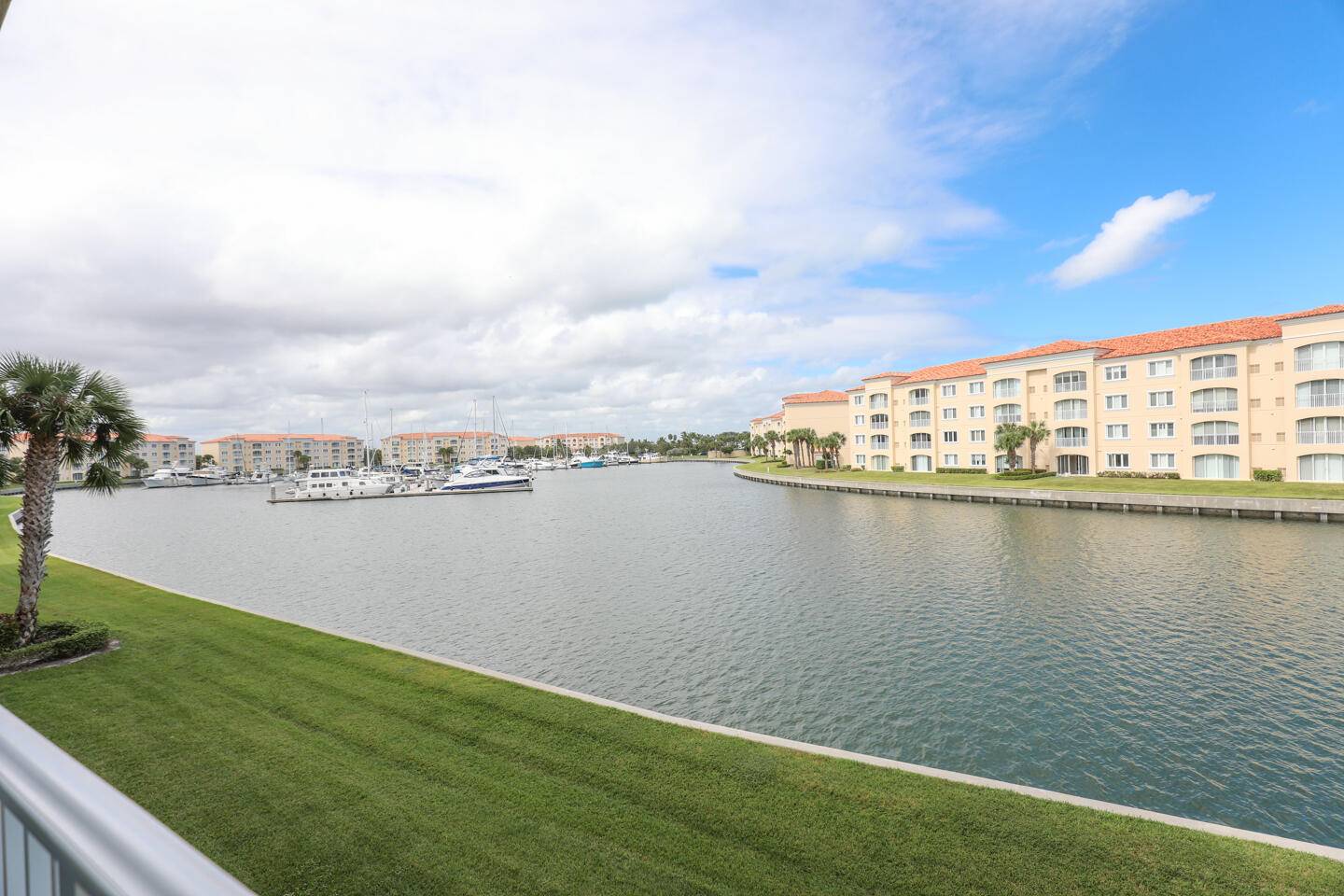Fort Pierce, FL 34949,17 W Harbour Isle DR 206