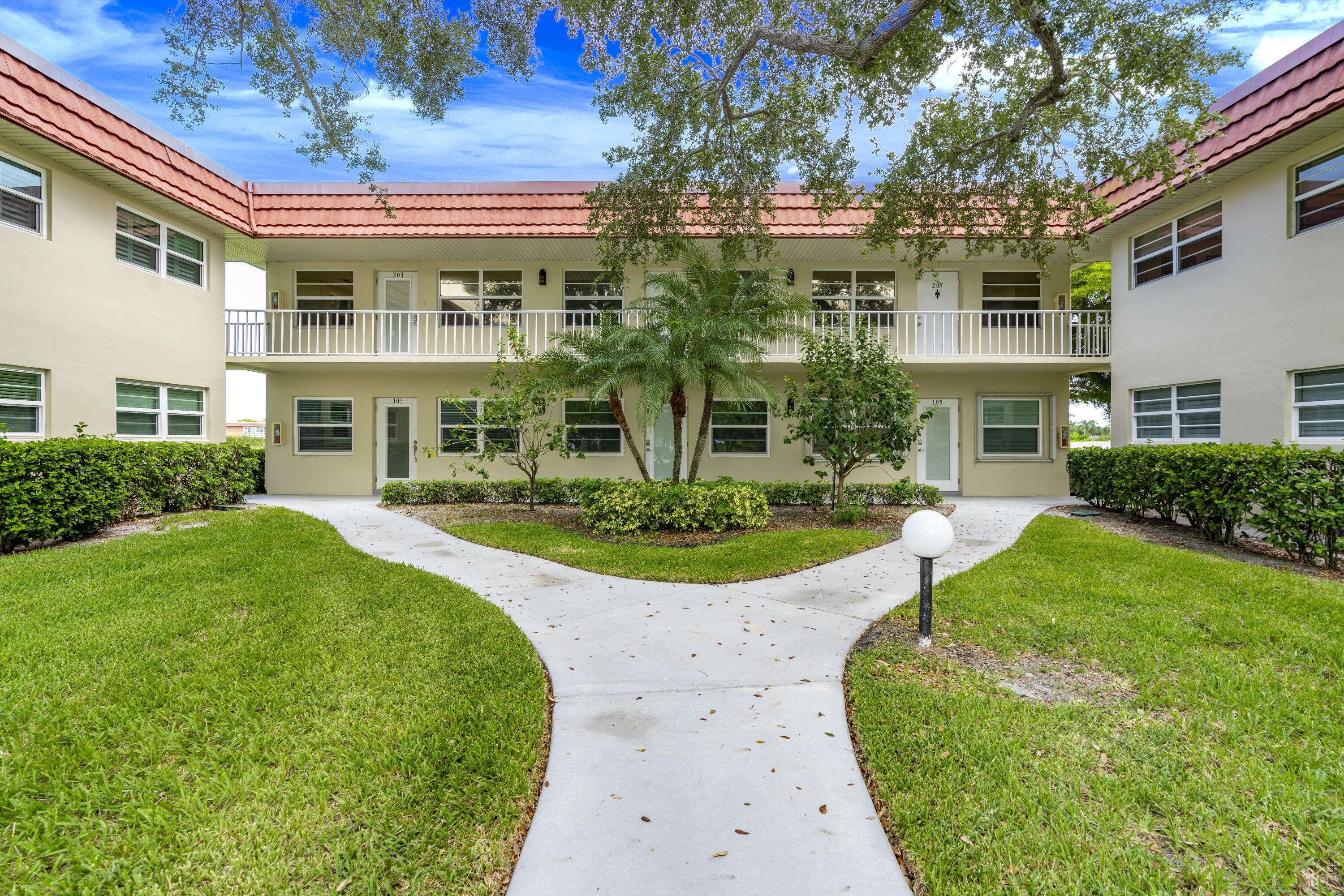 Vero Beach, FL 32962,8 Vista Palm Ln 103
