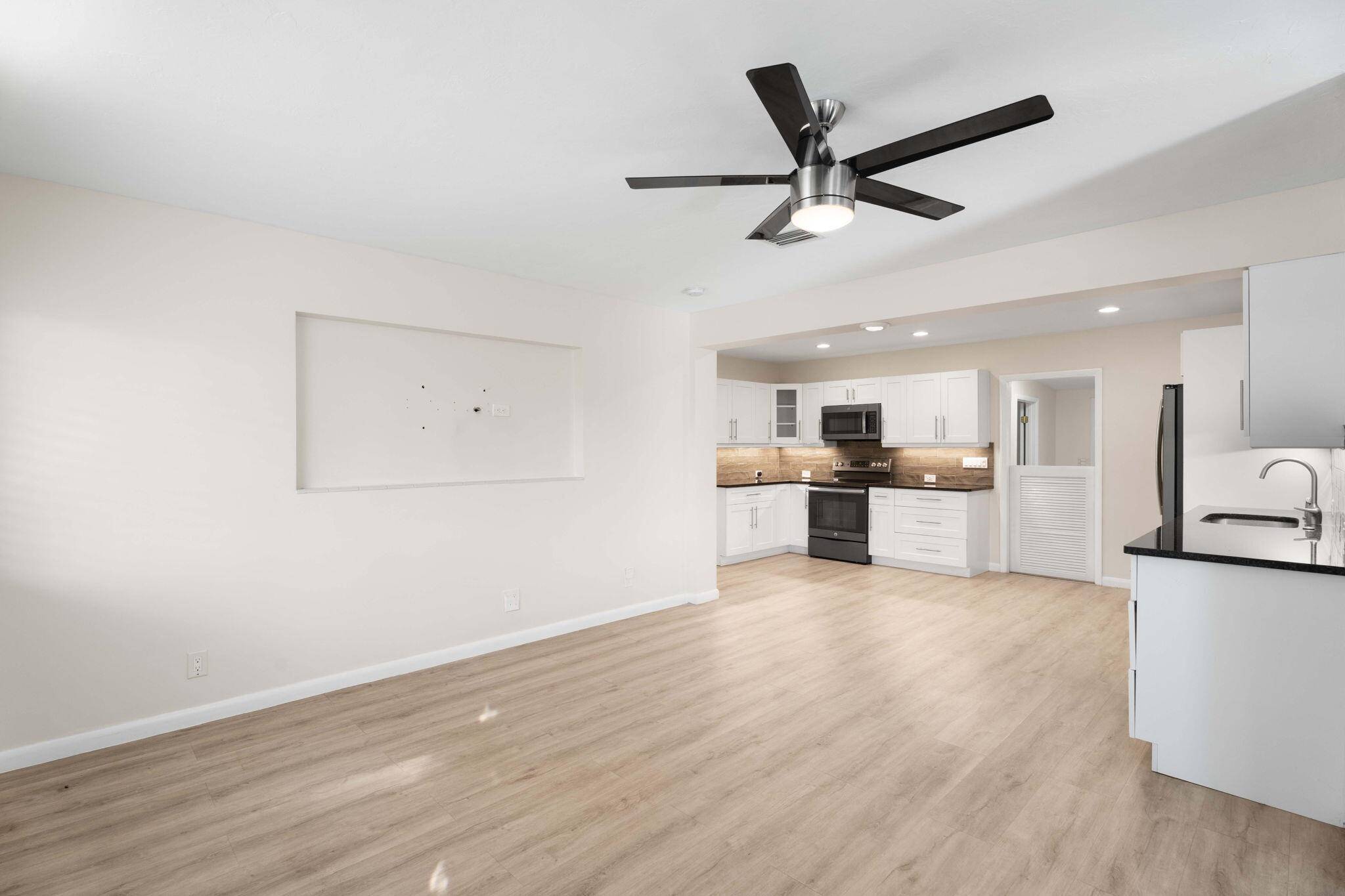 Lantana, FL 33462,607 W Perry ST