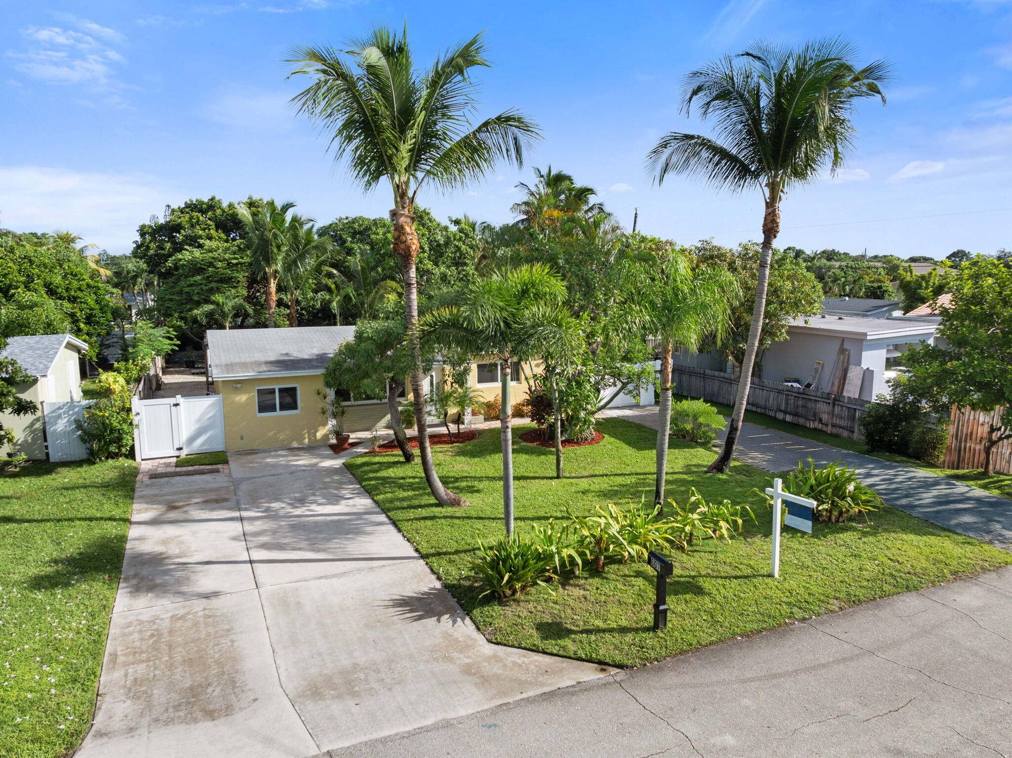 Lantana, FL 33462,607 W Perry ST