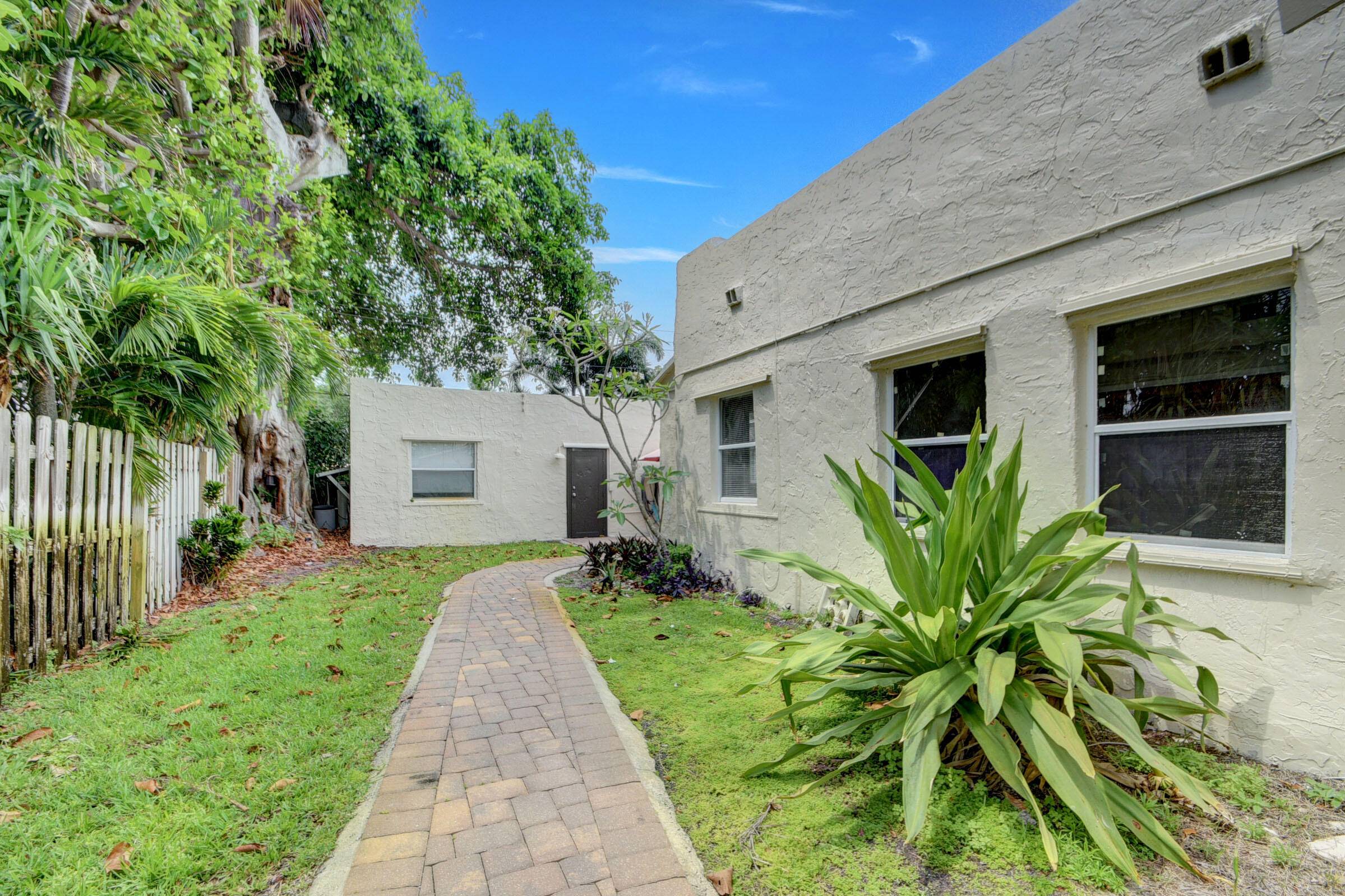 West Palm Beach, FL 33405,830 Valley Forge RD Studio
