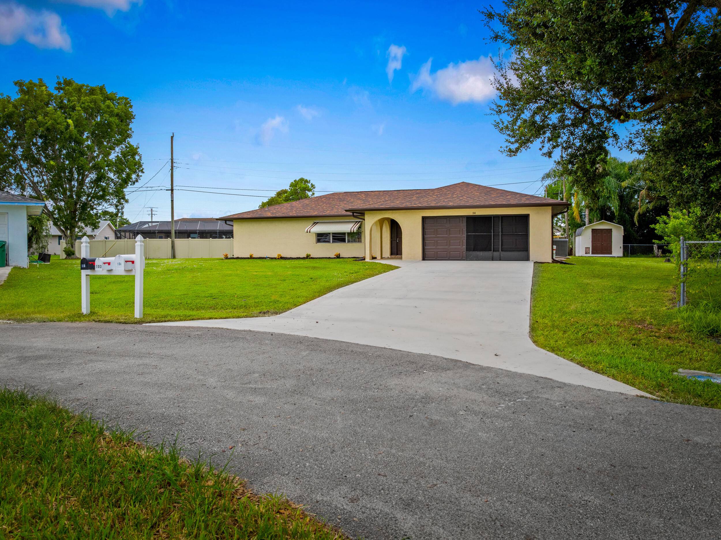 Port Saint Lucie, FL 34952,104 Lomas CT