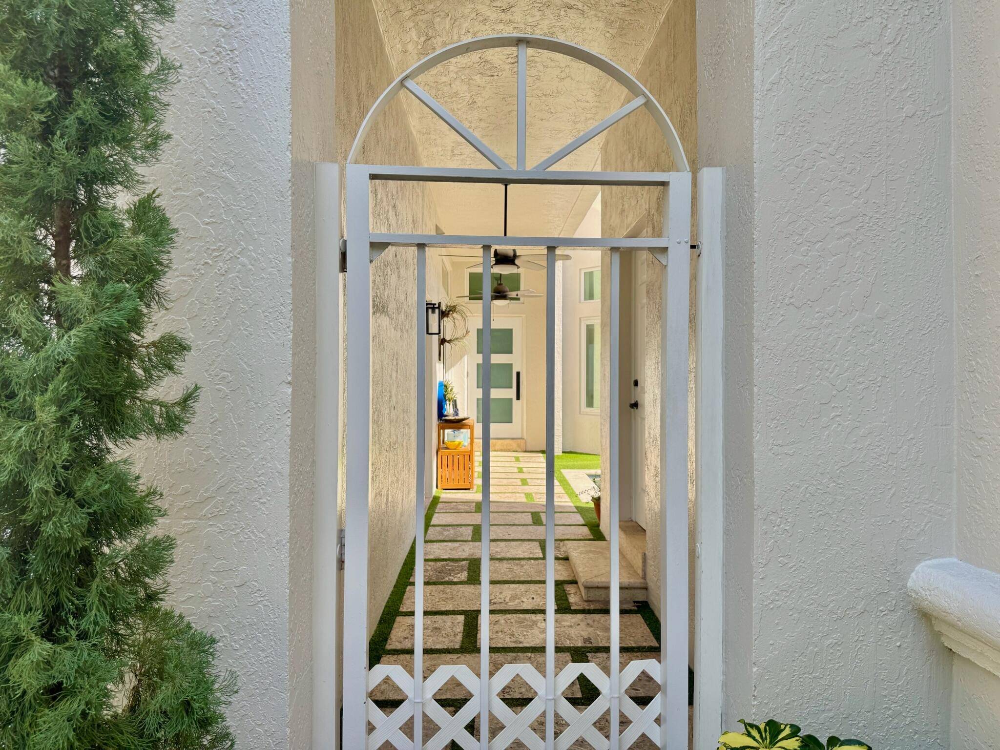 Hollywood, FL 33019,1087 Satinleaf ST