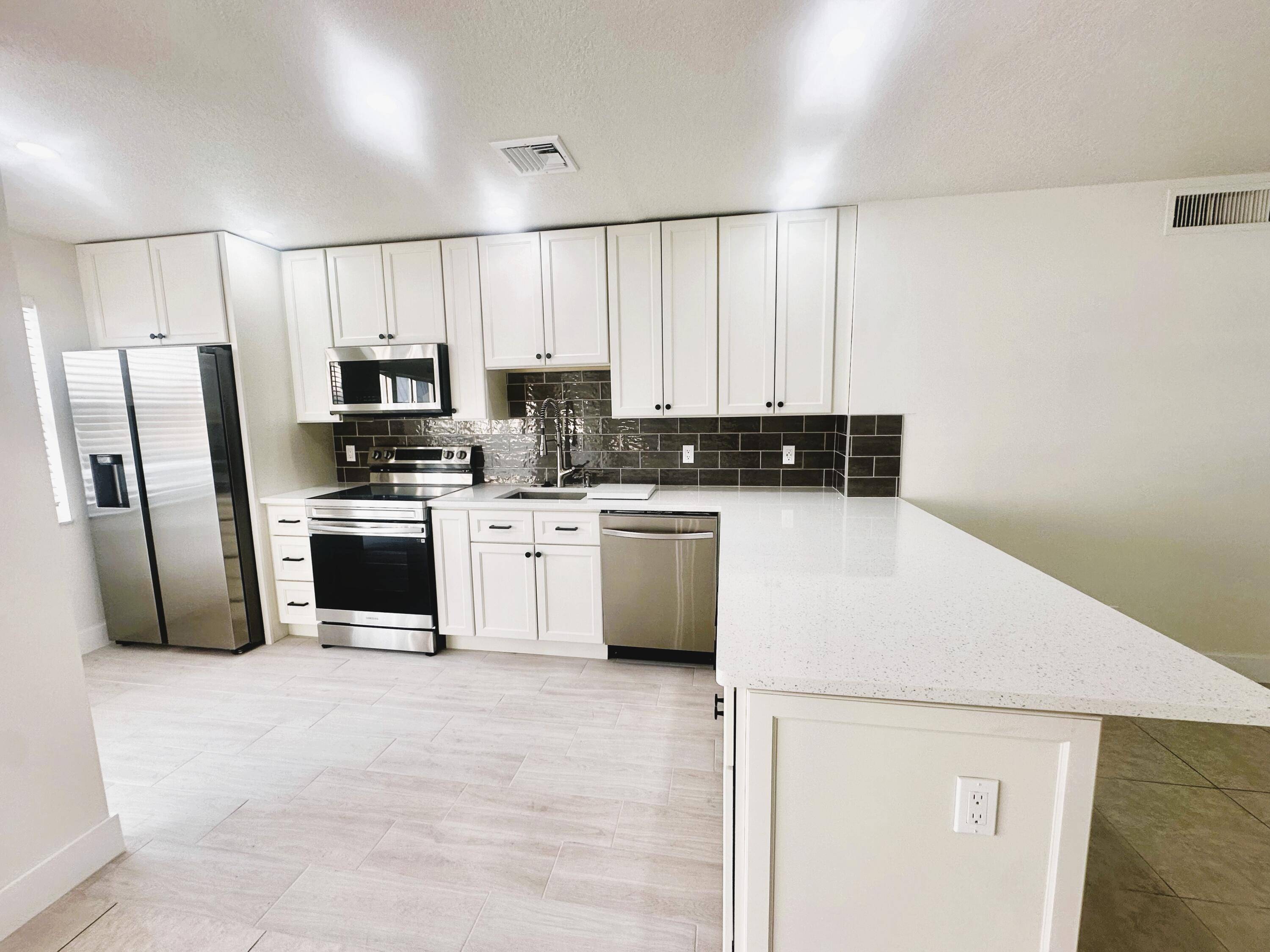 Boynton Beach, FL 33435,19 Colonial Club DR 203