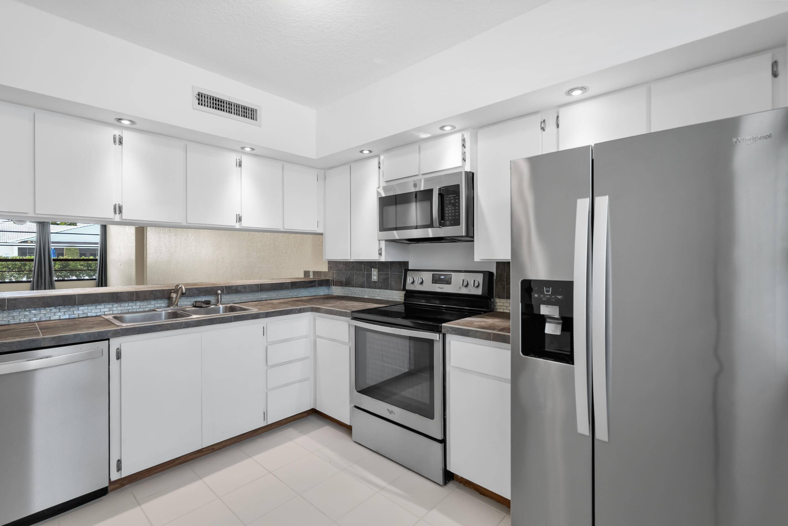 West Palm Beach, FL 33401,3716 Whitehall DR 103