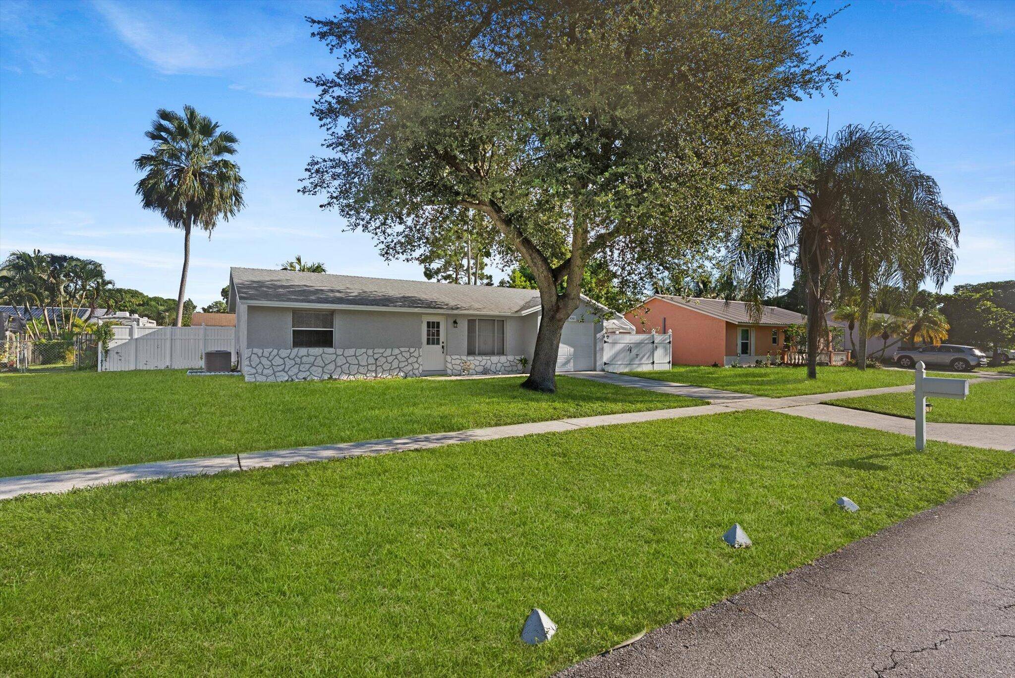 Lake Worth, FL 33463,4561 Vespasian CT