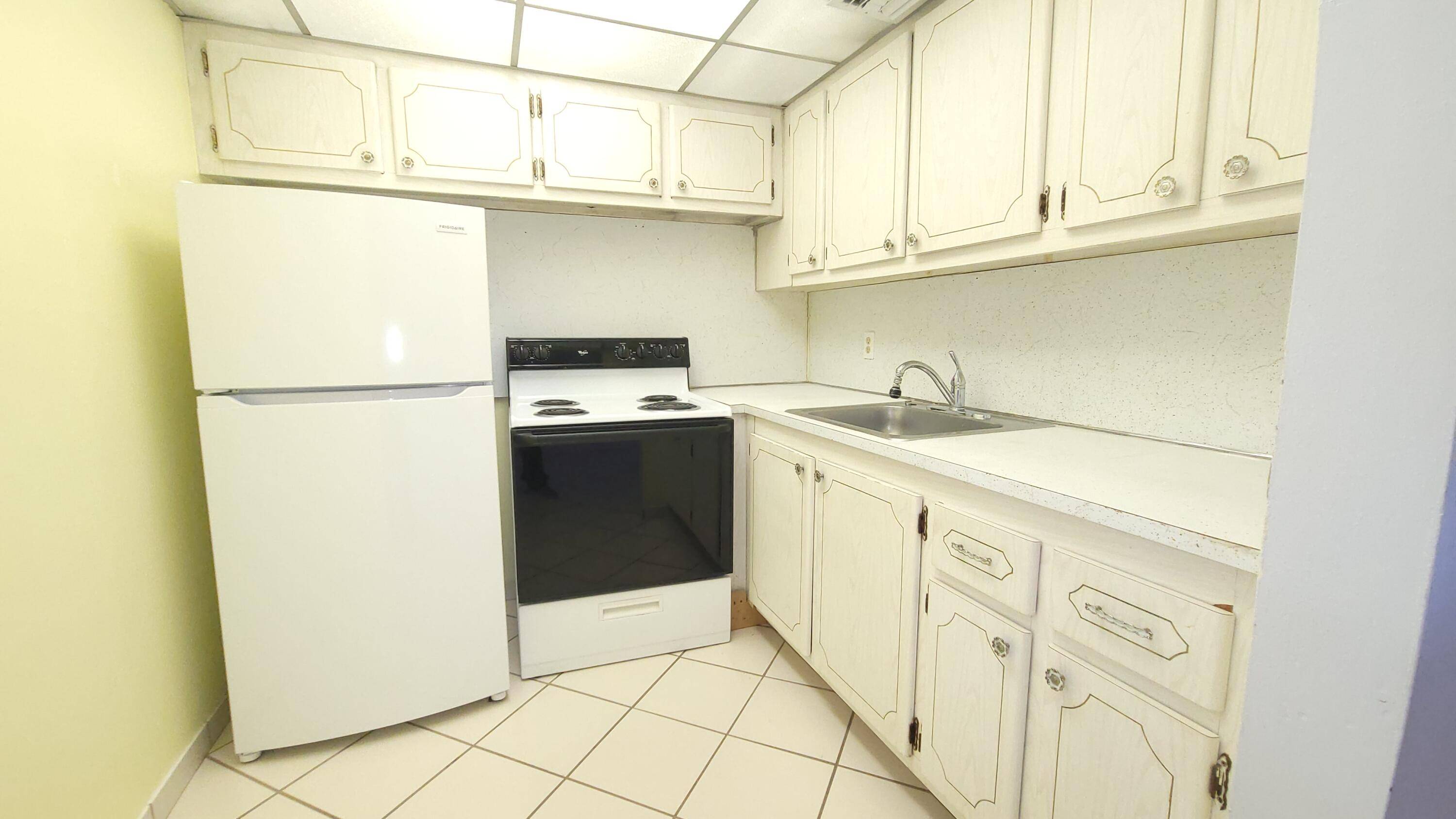 West Palm Beach, FL 33417,215 Canterbury J