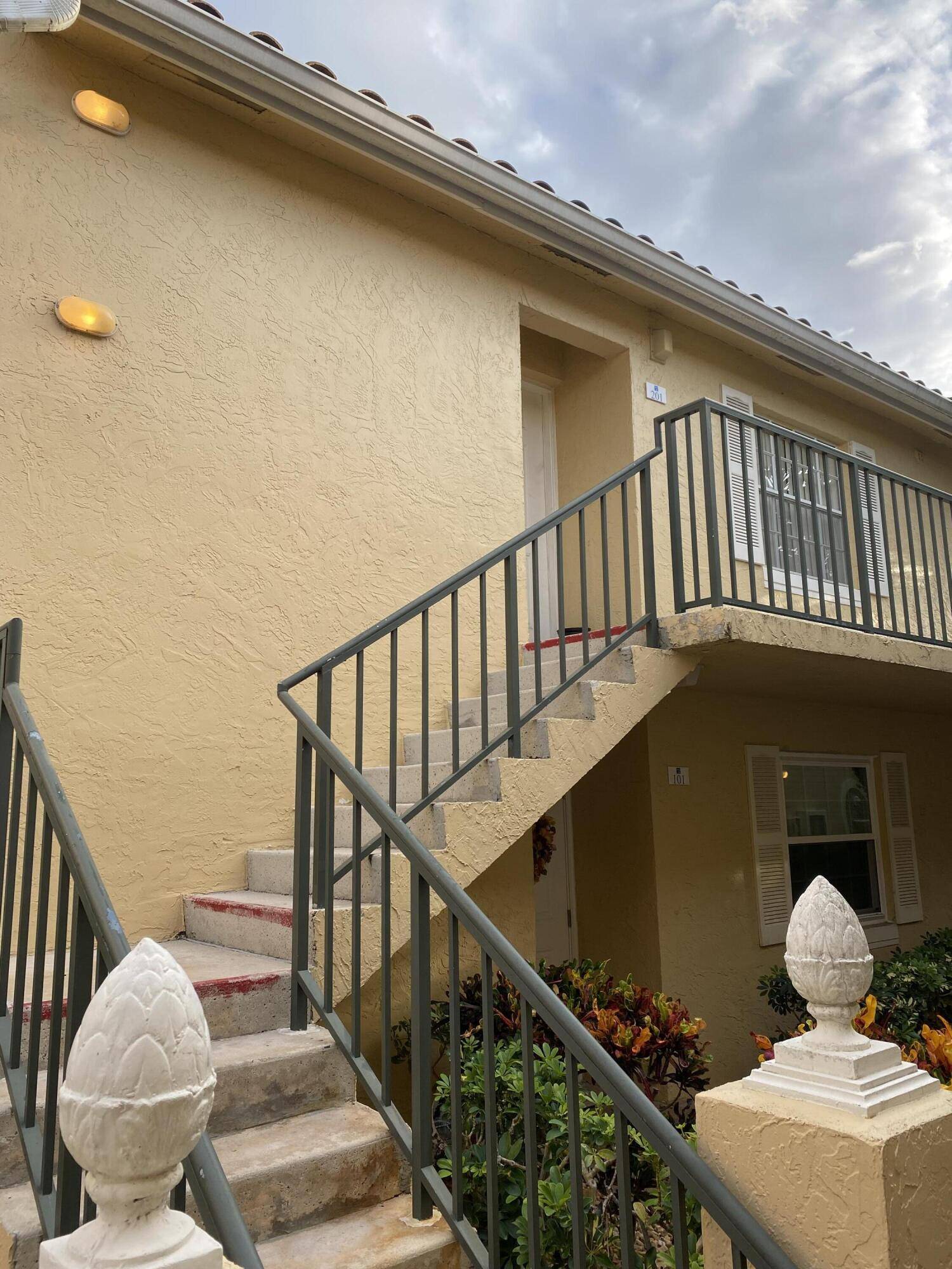 Lake Park, FL 33403,1130 Lake Shore DR 201