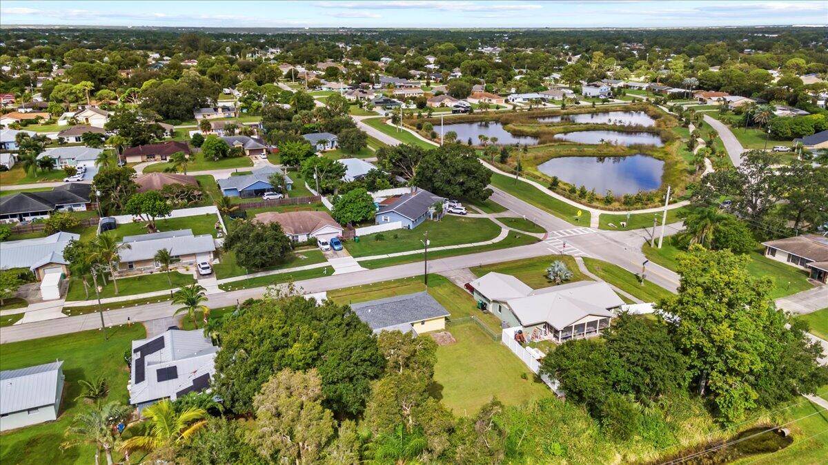 Port Saint Lucie, FL 34983,393 NW Curtis ST