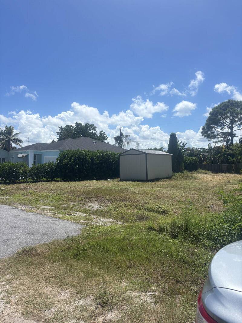 Stuart, FL 34997,5703 SE Pine DR