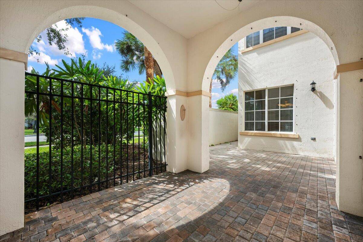 Palm Beach Gardens, FL 33410,35 Stoney DR