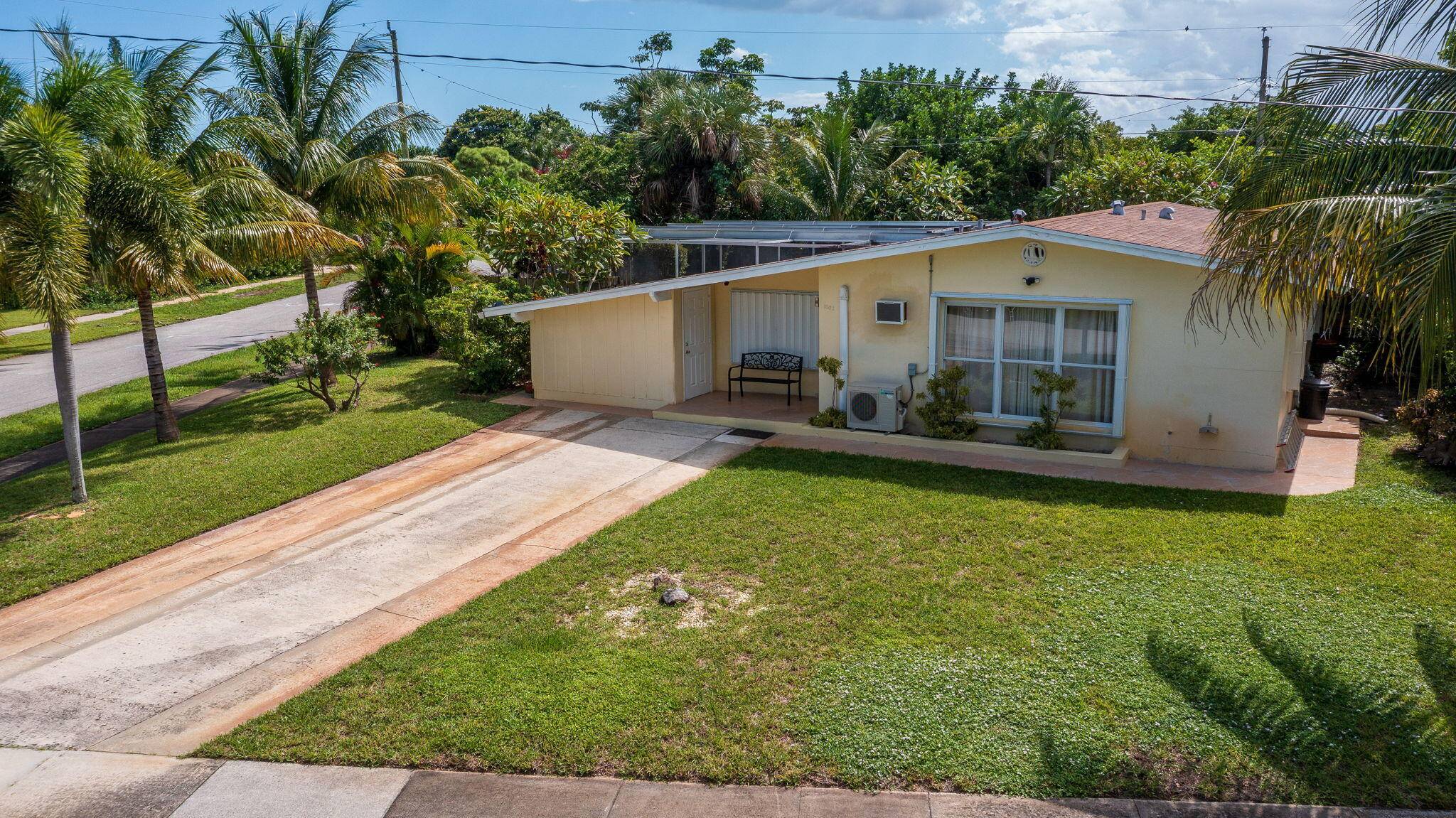 Lantana, FL 33462,1002 W Broome ST