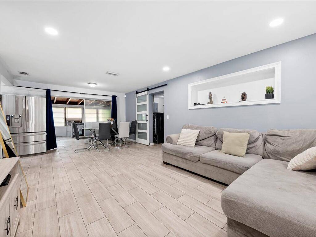 West Palm Beach, FL 33404,421 W 33 ST