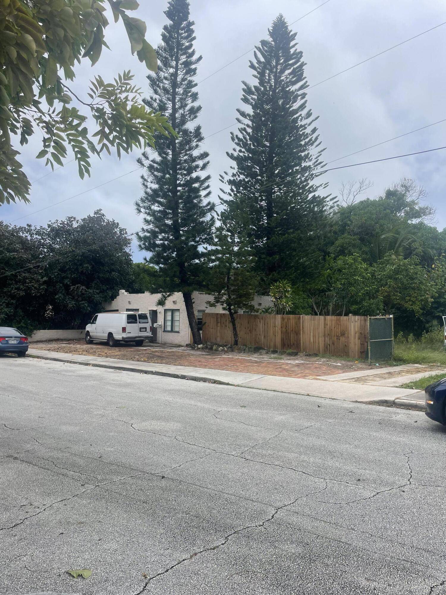 West Palm Beach, FL 33405,818 Briggs ST