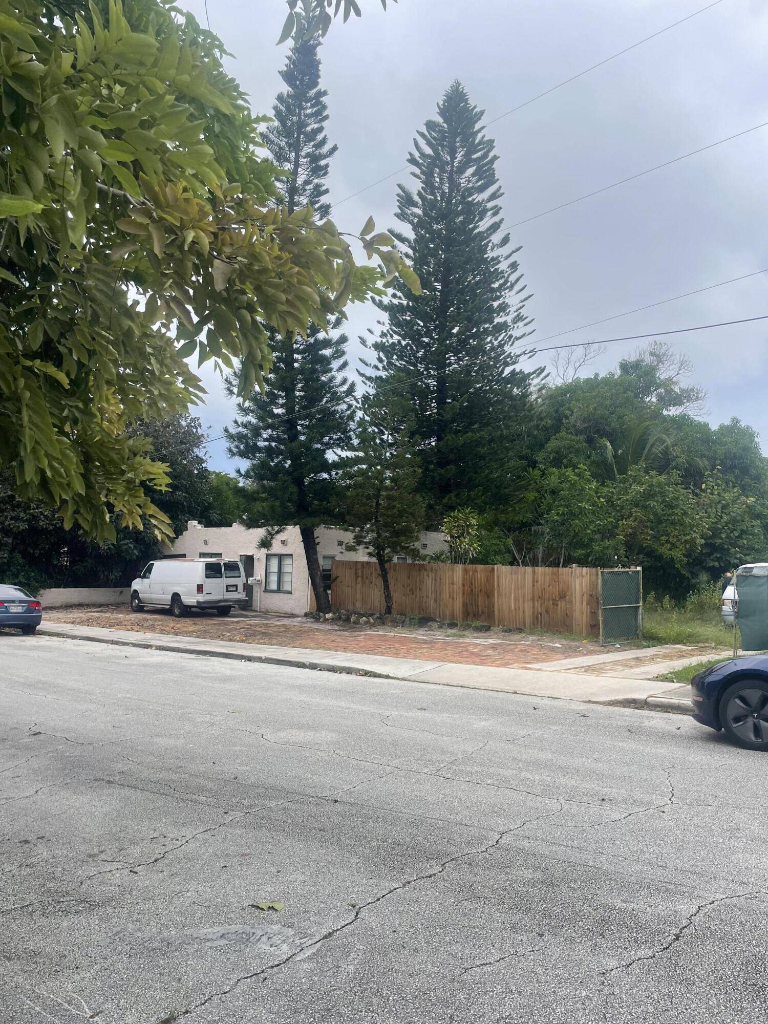 West Palm Beach, FL 33405,818 Briggs ST