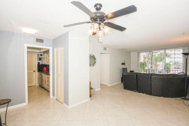 Lantana, FL 33462,301 Croton AVE 202