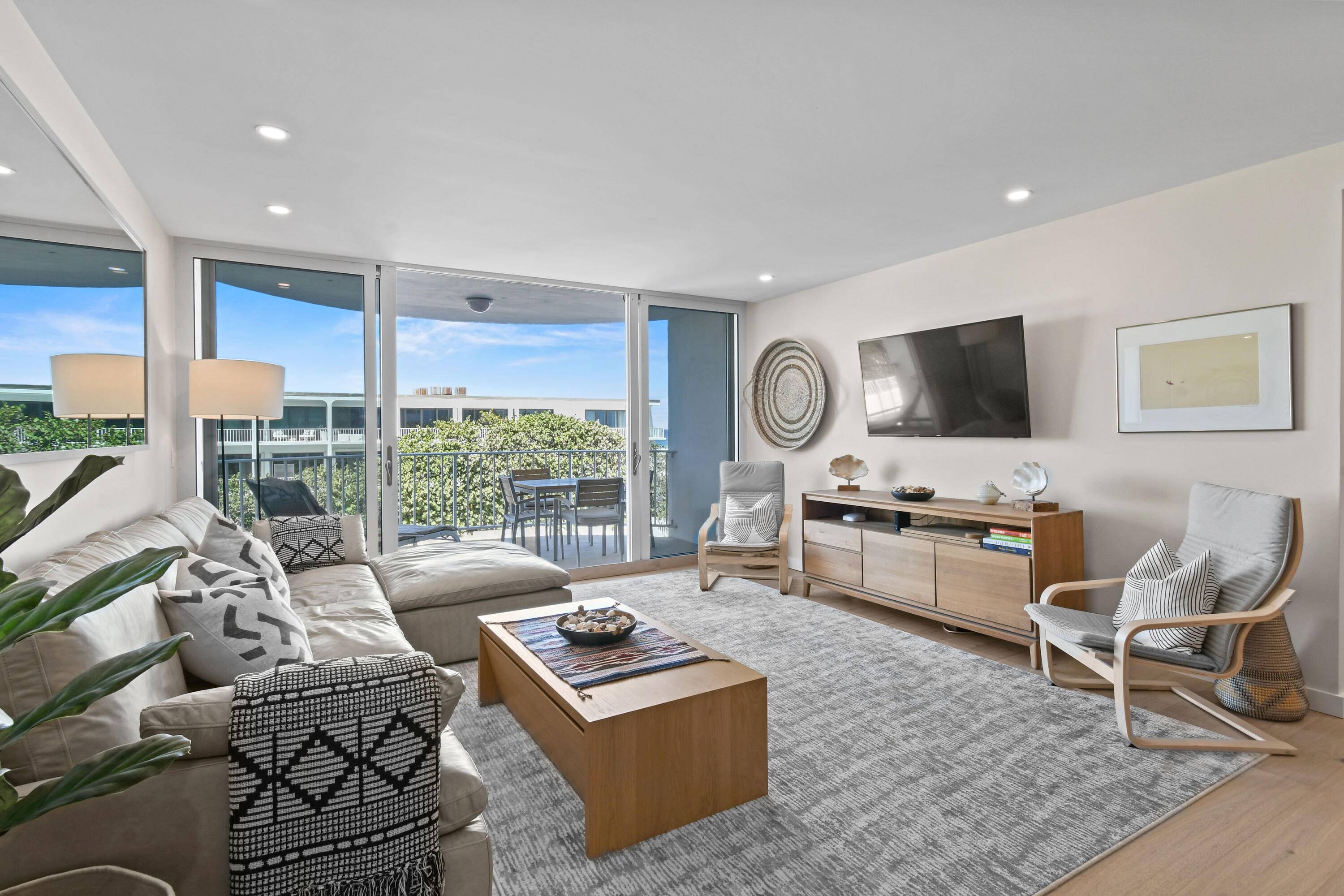 Palm Beach, FL 33480,2295 S Ocean BLVD 424