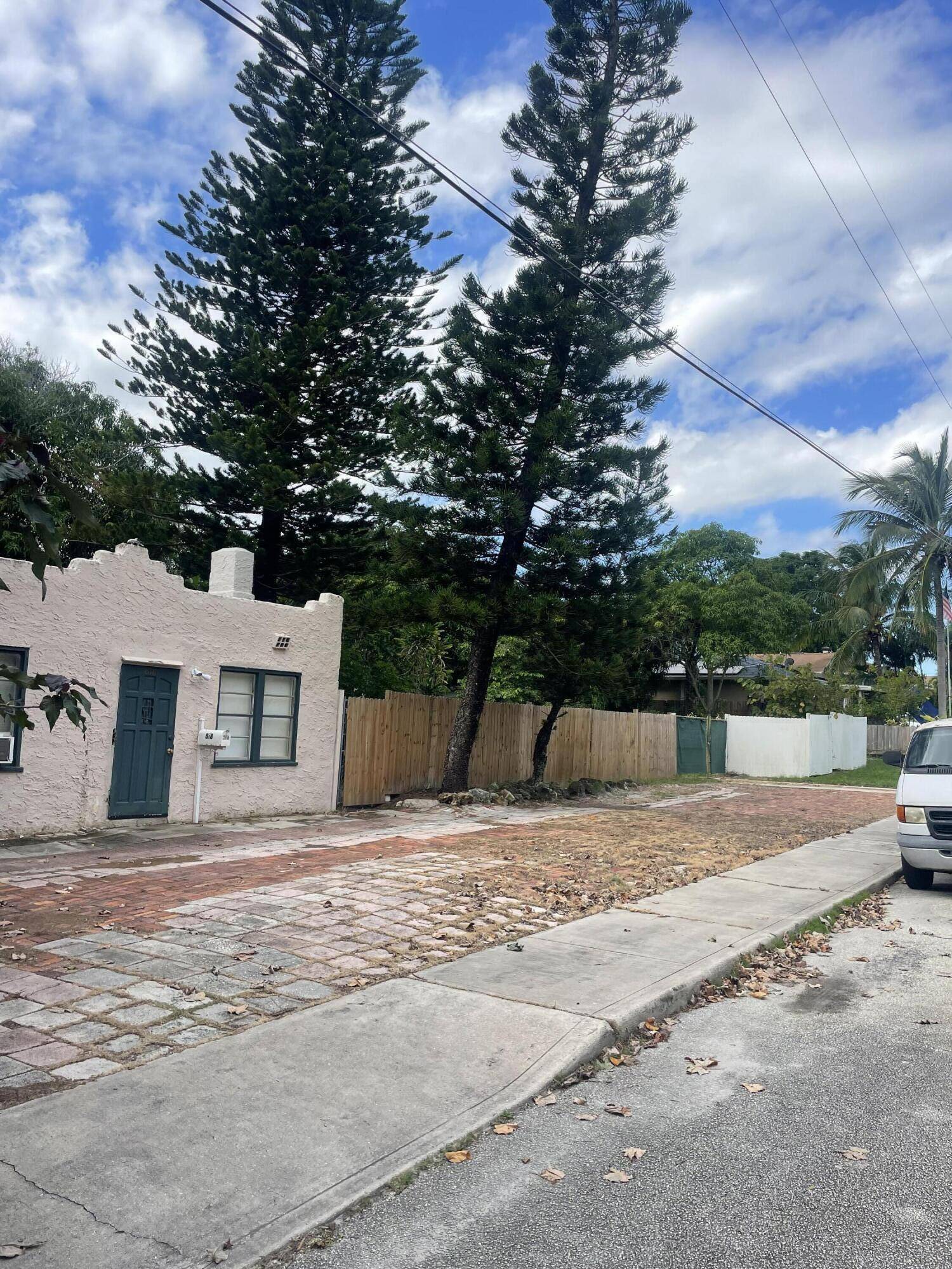 West Palm Beach, FL 33405,818 Briggs ST