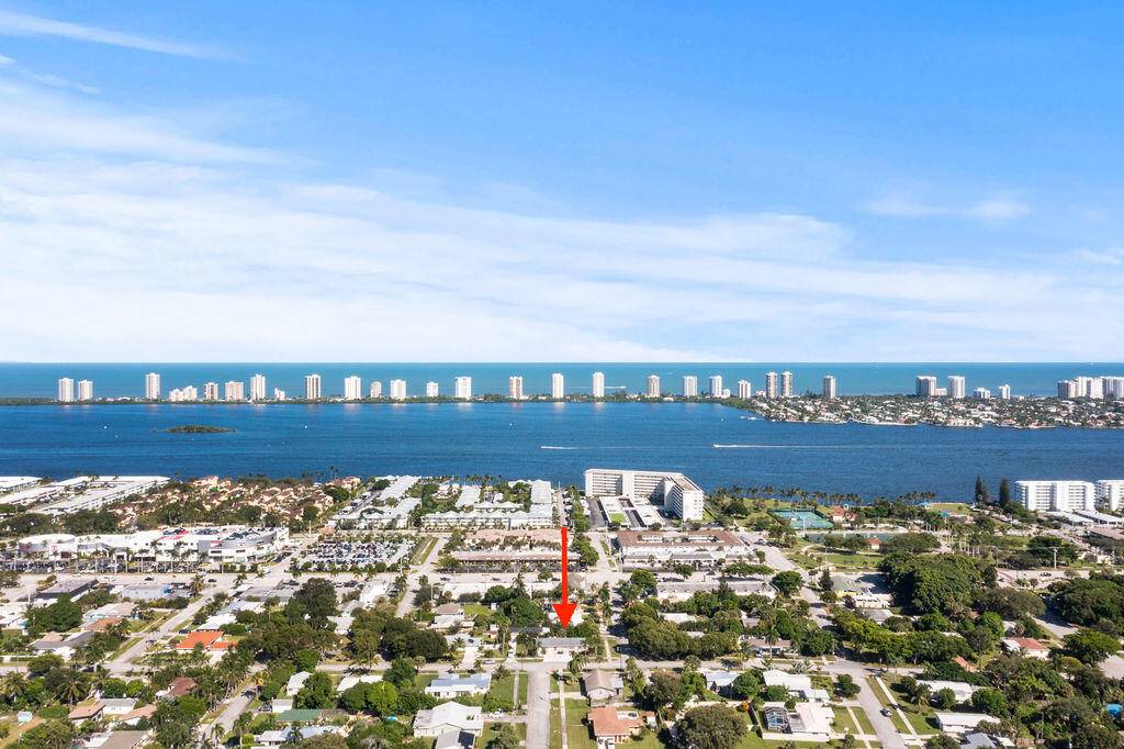 Lake Park, FL 33403,137 Hawthorne DR