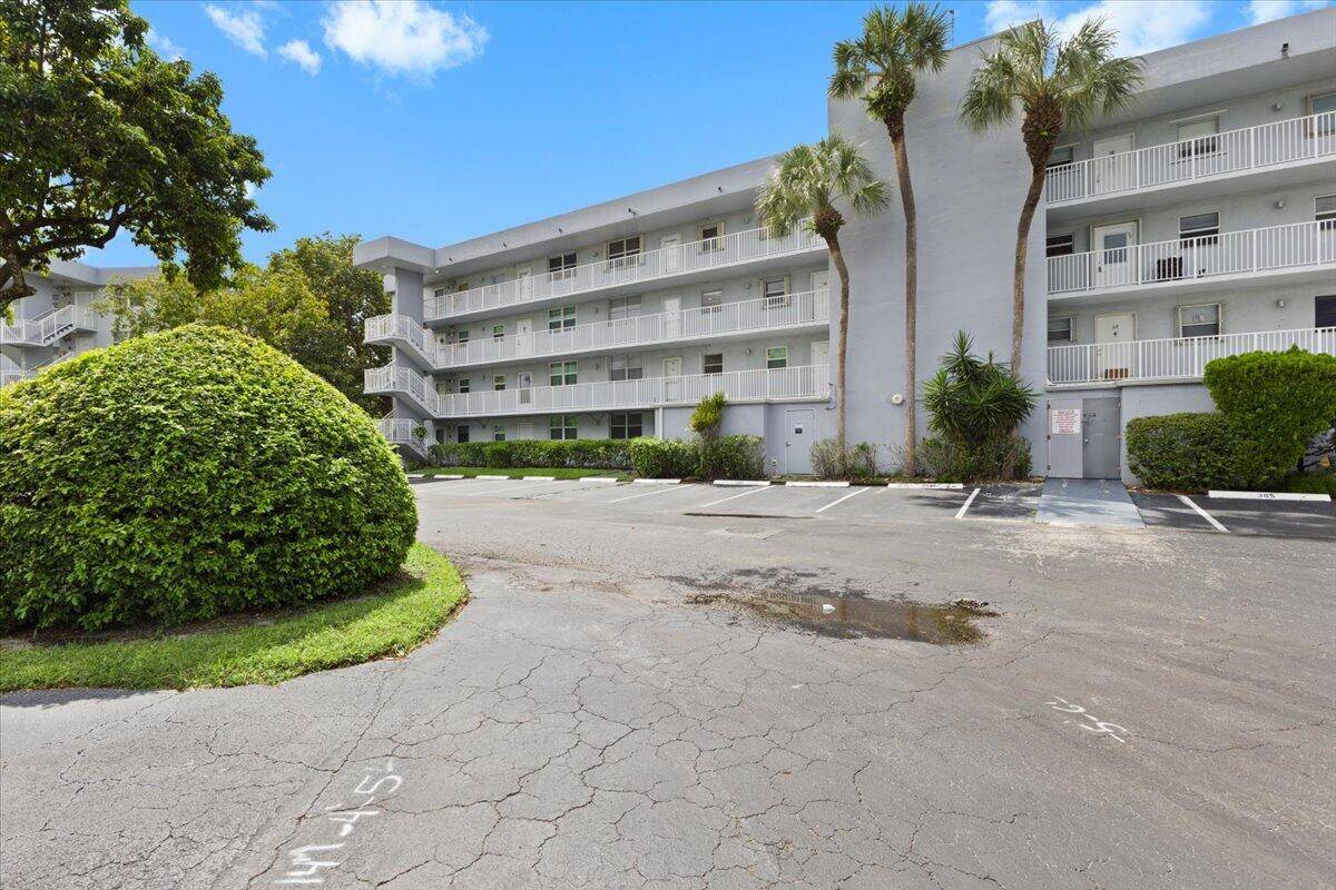 Oakland Park, FL 33309,112 Royal Park DR 4b