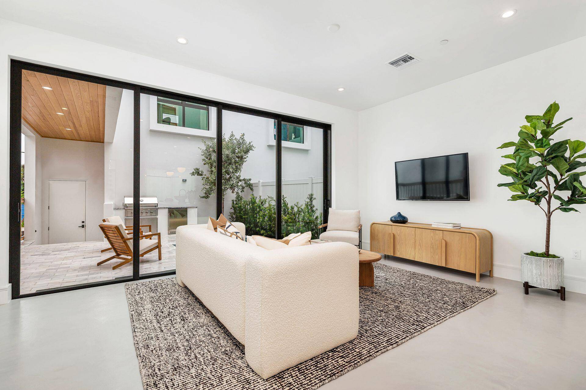 West Palm Beach, FL 33401,1975 Dock ST