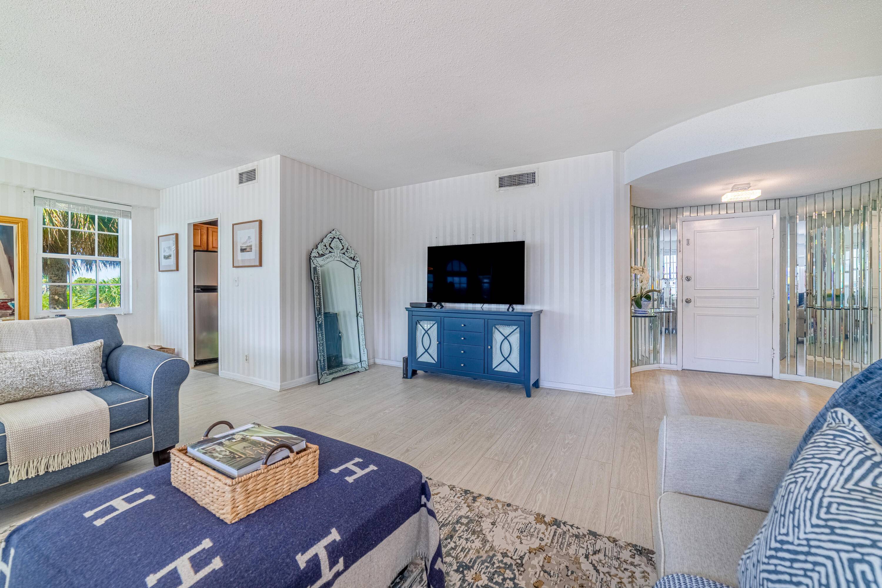 Palm Beach, FL 33480,3475 S Ocean BLVD 201