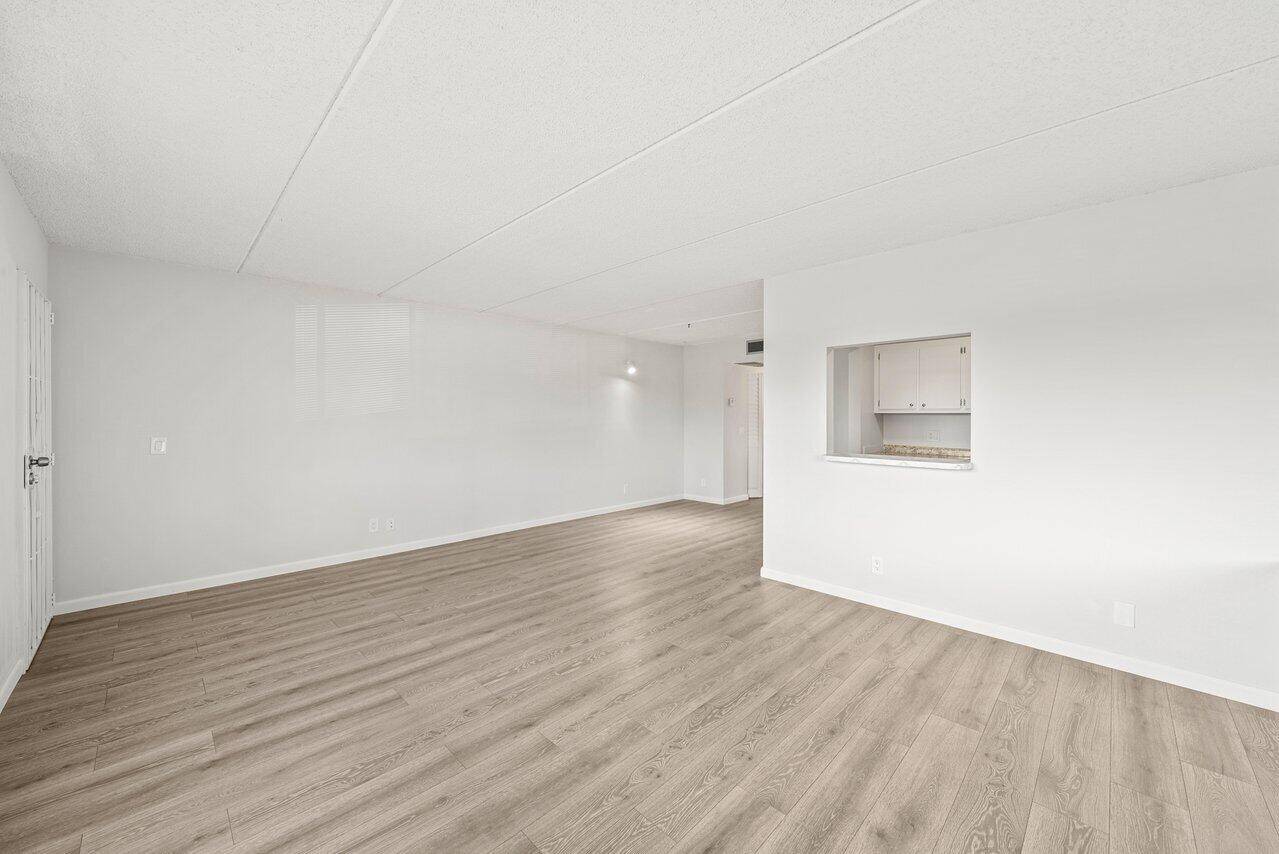 Palm Springs, FL 33461,300 S Village Green CIR 206