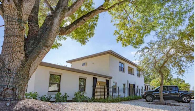 Fort Lauderdale, FL 33301,112 NE 5th ST 1