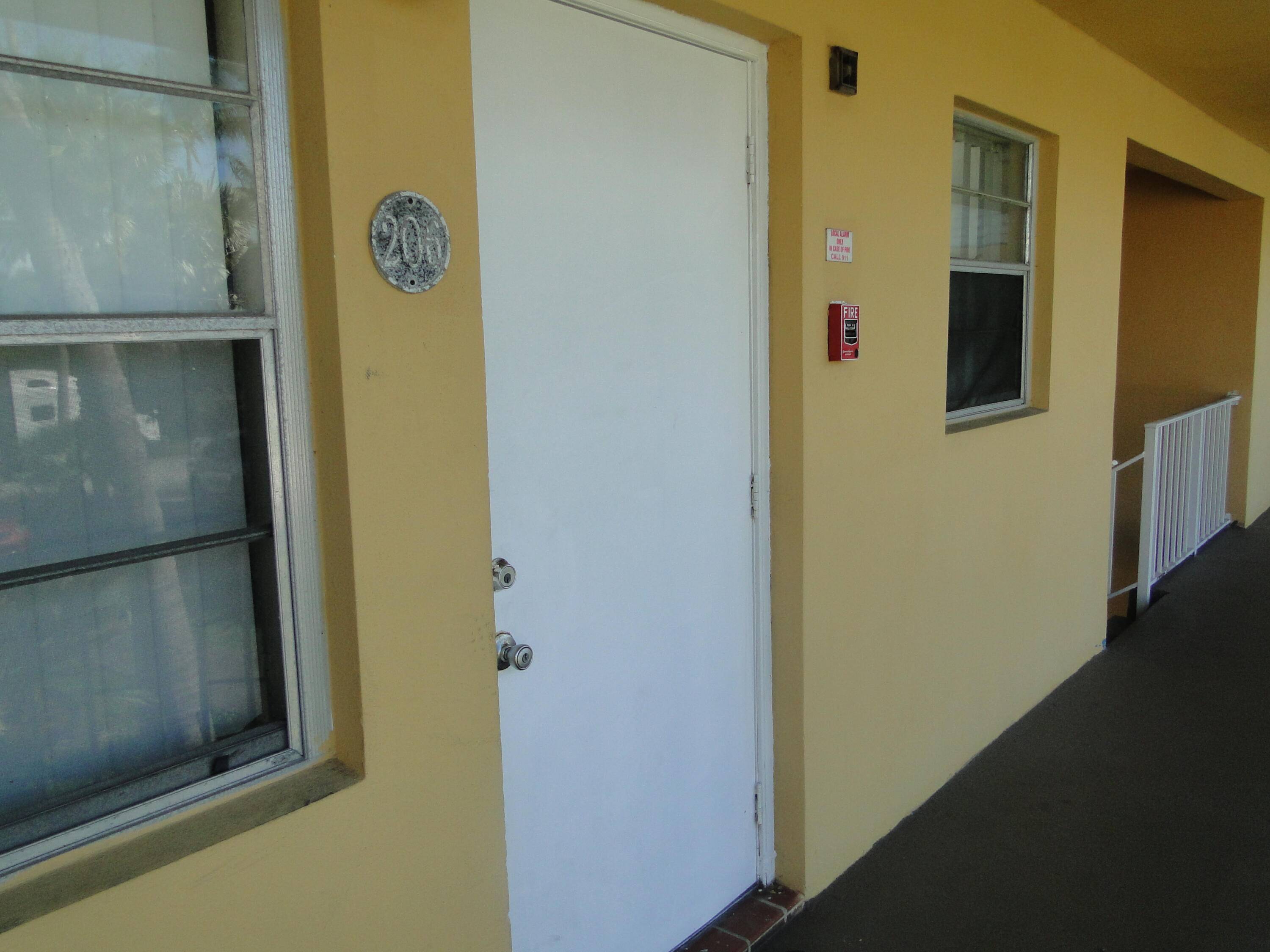 Lantana, FL 33462,220 Croton AVE 206