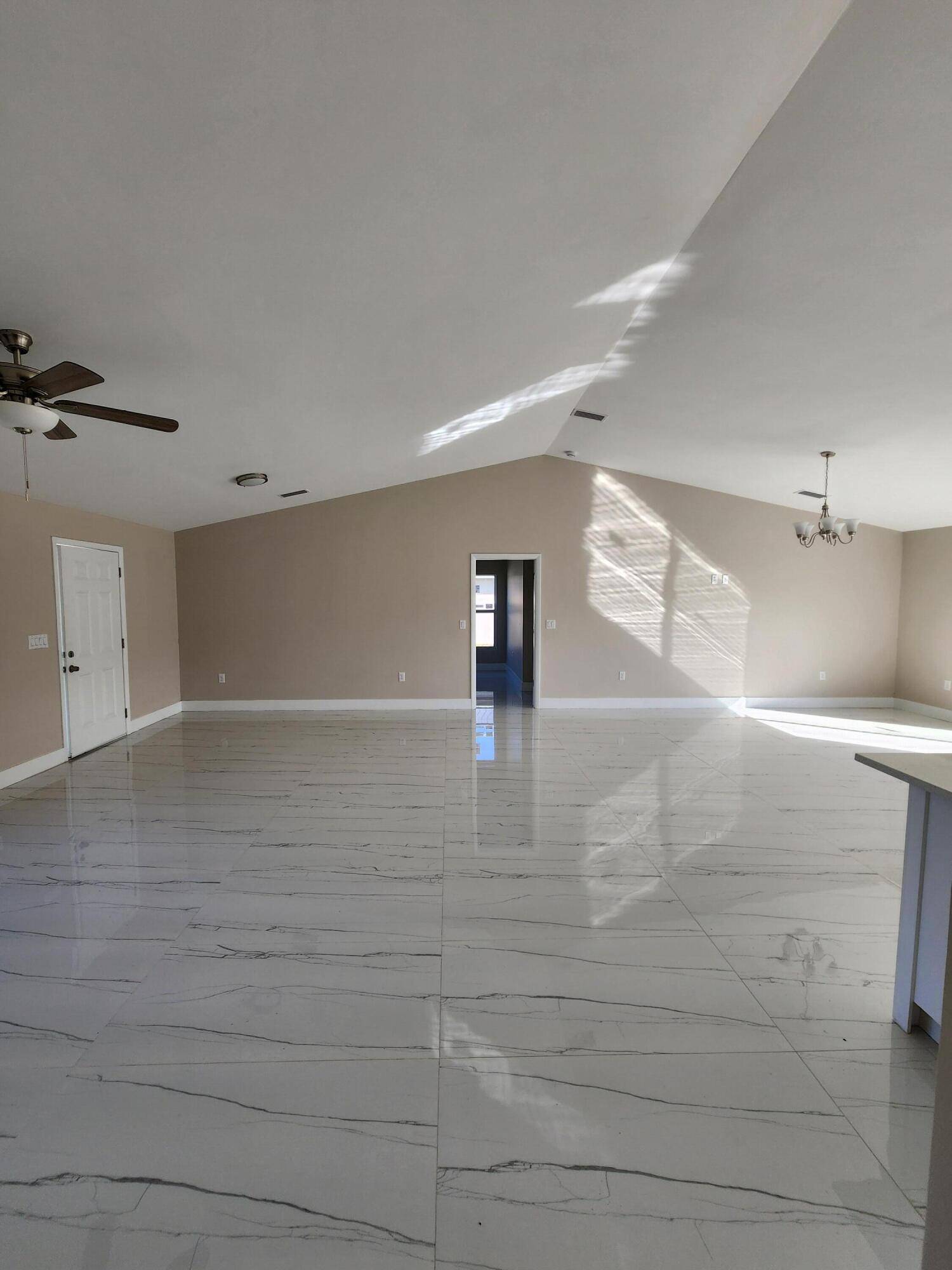 Okeechobee, FL 34974,956 SE 39th TER