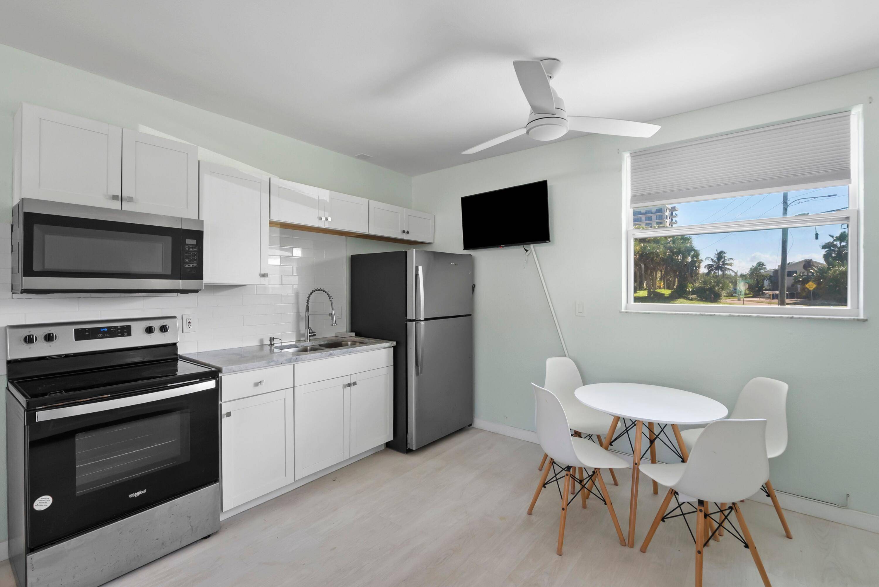 Fort Pierce, FL 34949,670 Hernando ST B